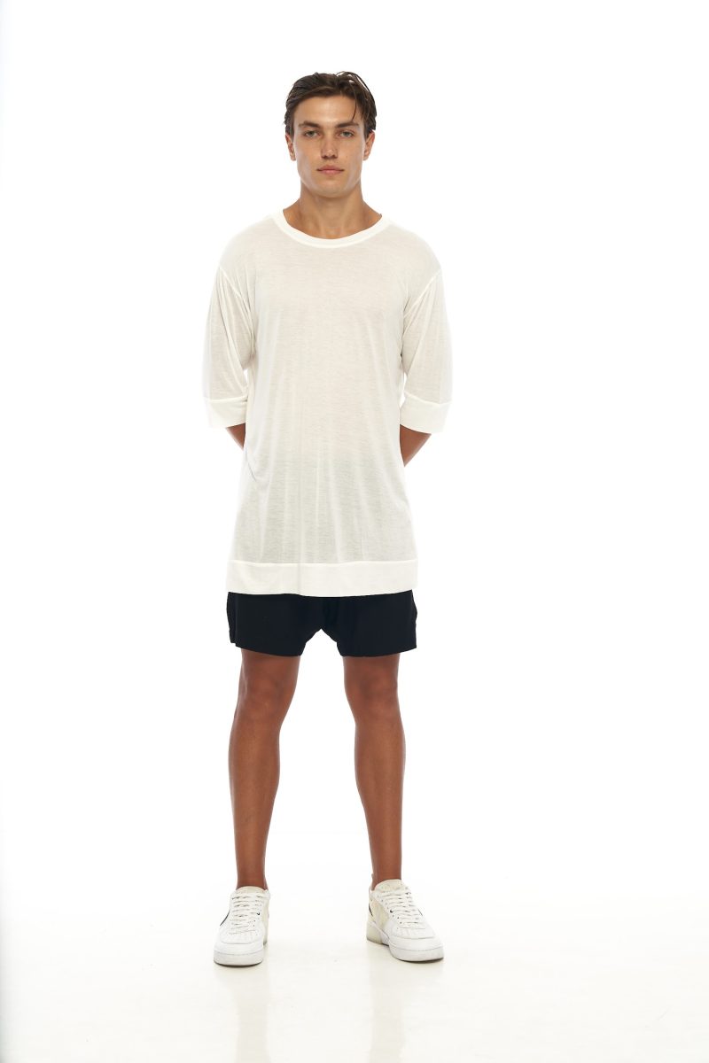 DUNE · Camiseta cómoda, cenefas con detalle cruz espalda y cuello holgado. Mangas al codo y talle largo.