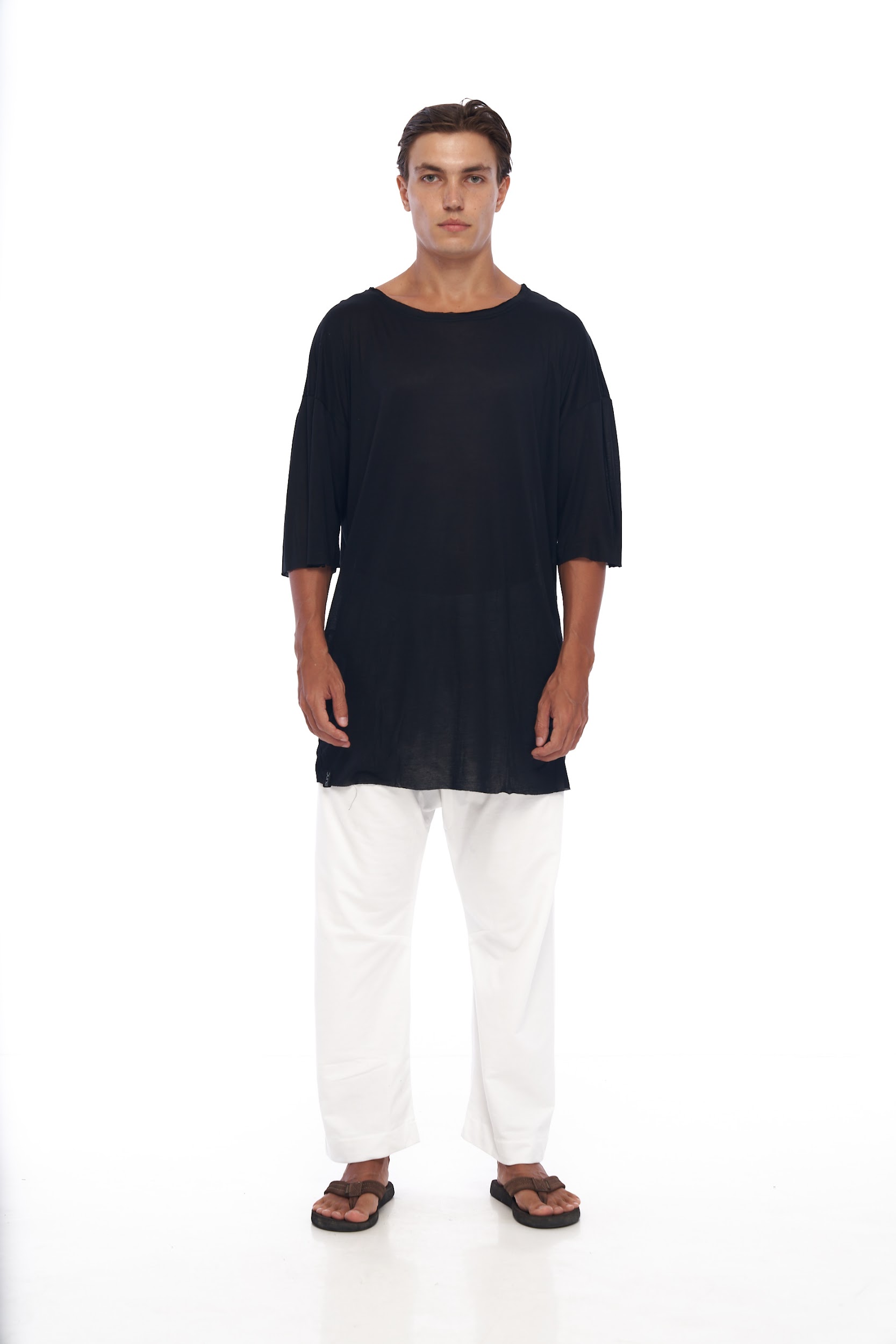 DUNE · Camiseta moda. Con cuello amplio, mangas por debajo codos, aperturas laterales y muy larga. Tejido natural 100 % viscosa, ultra ligero, transparente y delicado. Ideal para altas temperaturas.