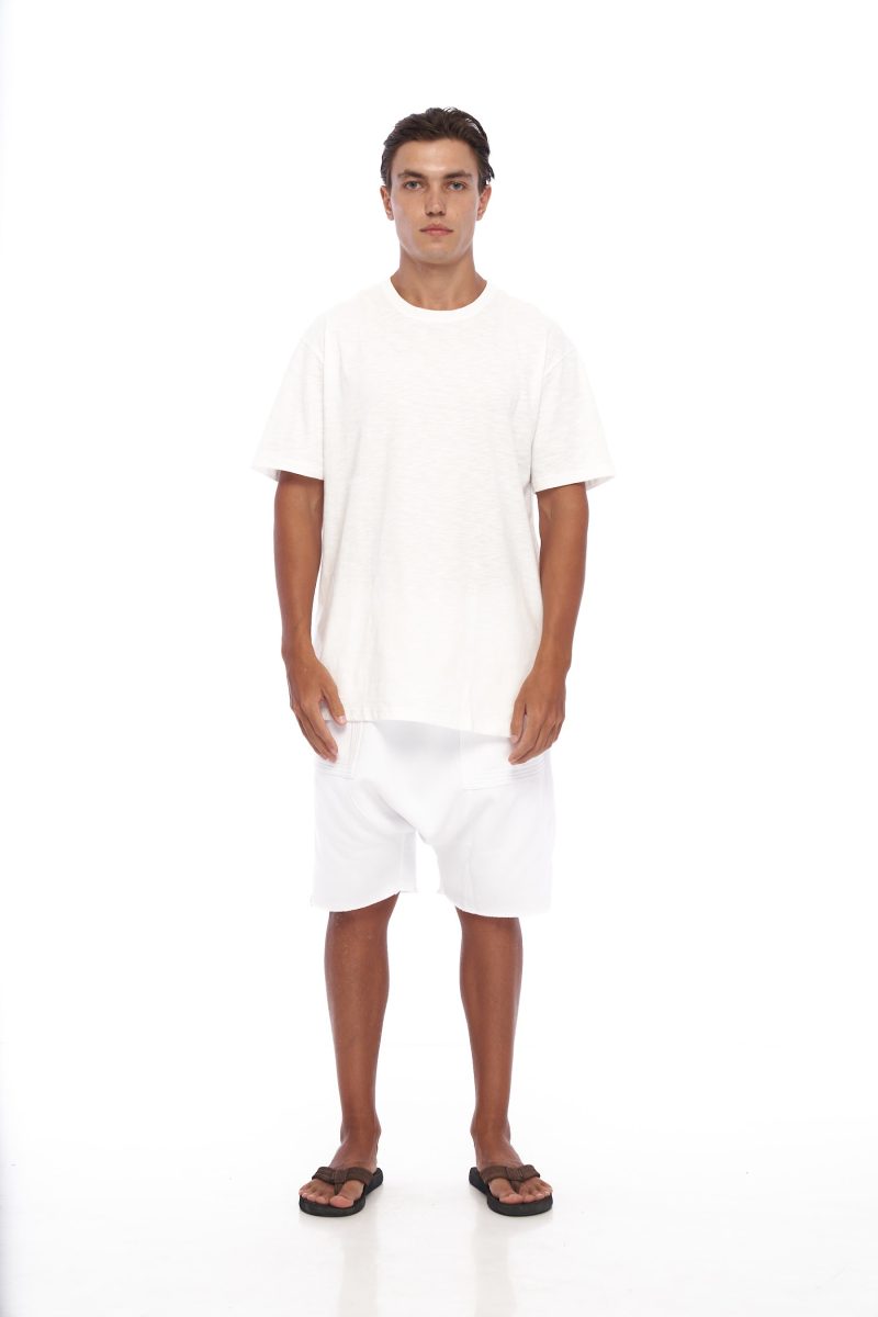 DUNE · Camiseta básica, cómoda, con aperturas laterales y cuello normal.