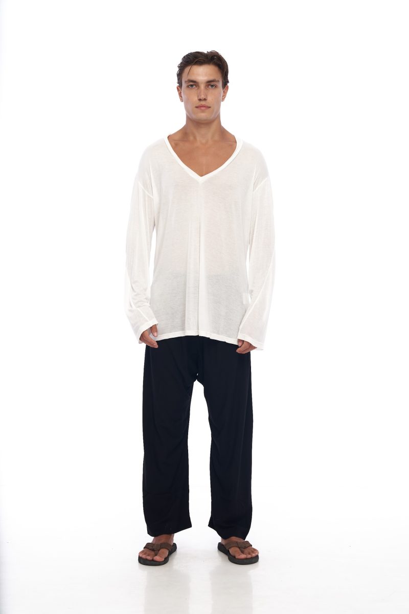 Camiseta moda cómoda. Con bajo redondeado, cuello de pico amplio y manga larga para recoger sobre el brazo Tejido natural 100 % viscosa, ultra ligero, transparente y delicado. Ideal para altas temperaturas.