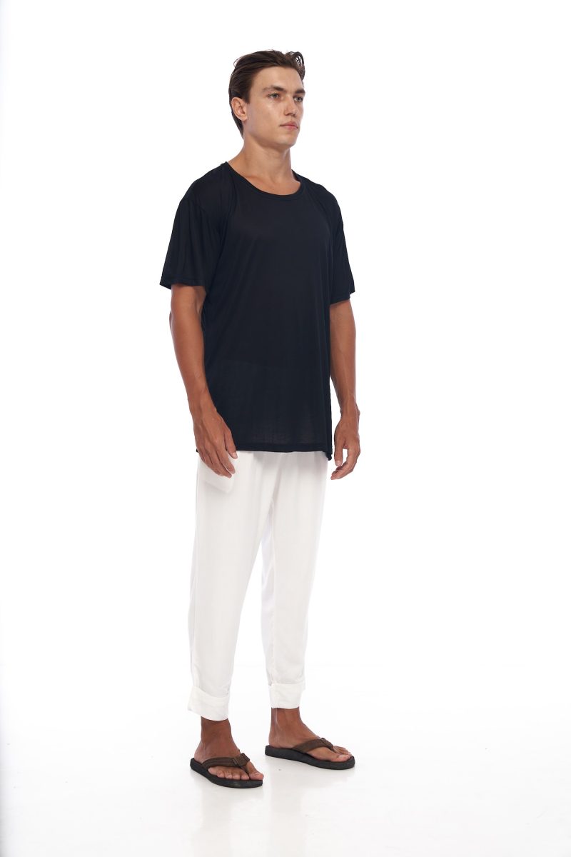 DUNE · Camiseta básica cómoda. Aperturas laterales y cuello abierto.