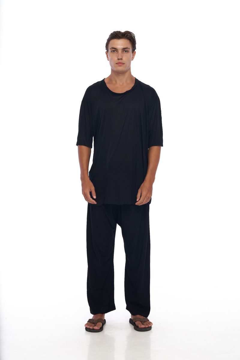 DUNE · Camiseta moda cómoda. Con bajo redondeado, cuello amplio, mangas al codo y acabados corte tijera.