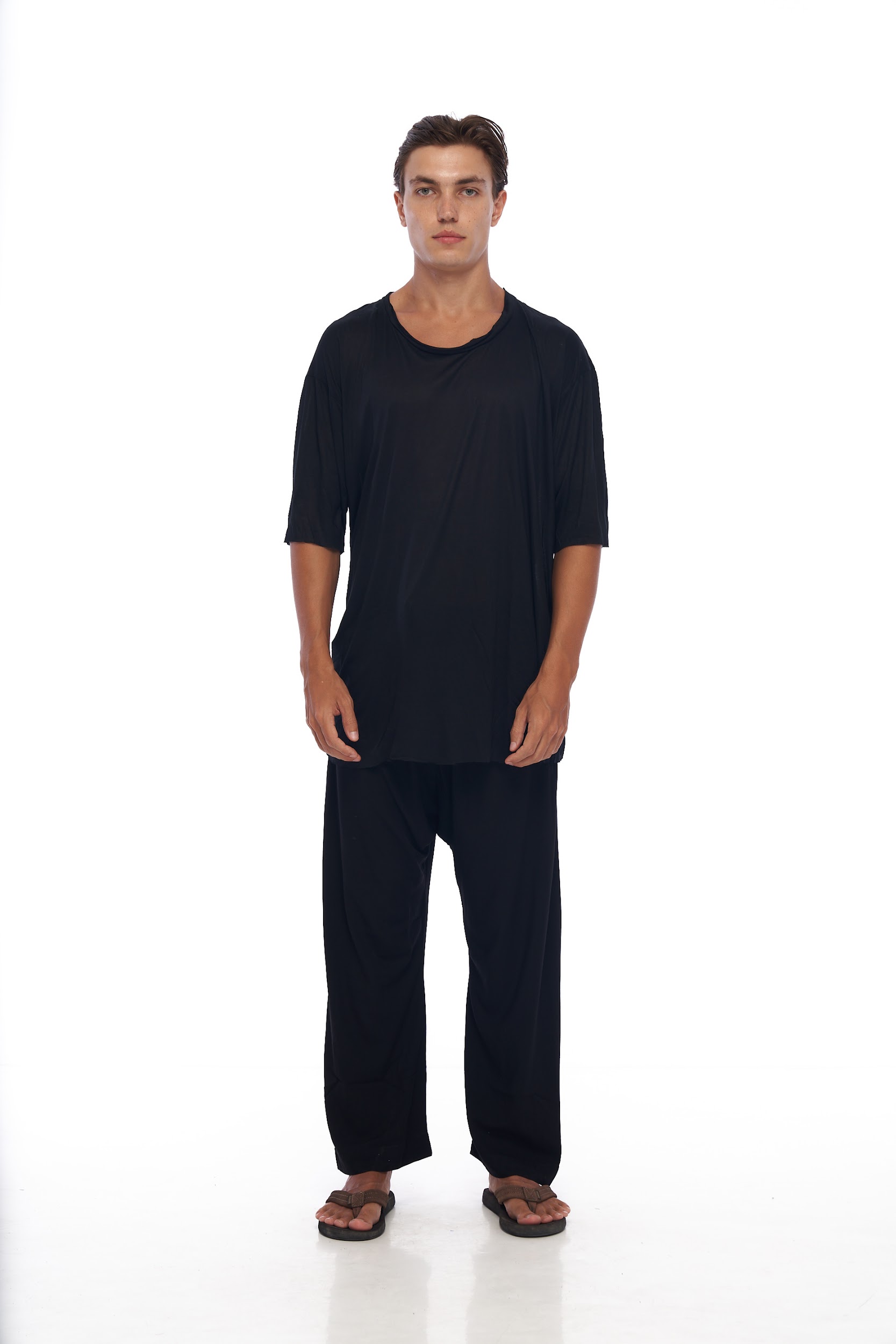 DUNE · Camiseta moda cómoda. Con bajo redondeado, cuello amplio, mangas al codo y acabados corte tijera.