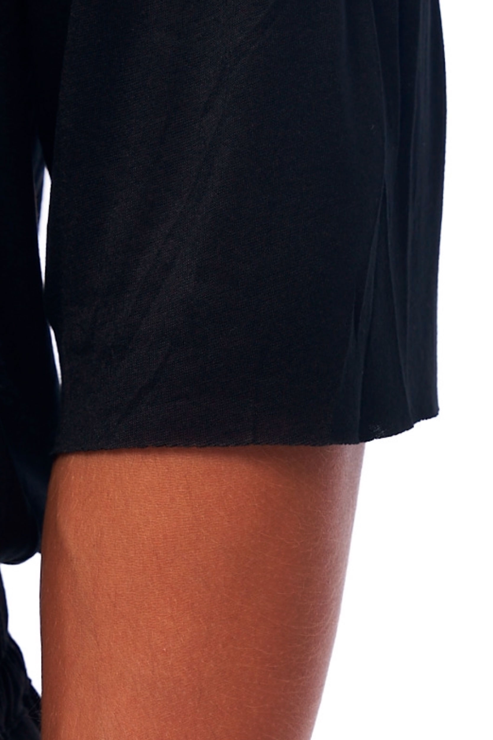 DUNE · Camiseta moda cómoda. Con bajo redondeado, cuello amplio, mangas al codo y acabados corte tijera.