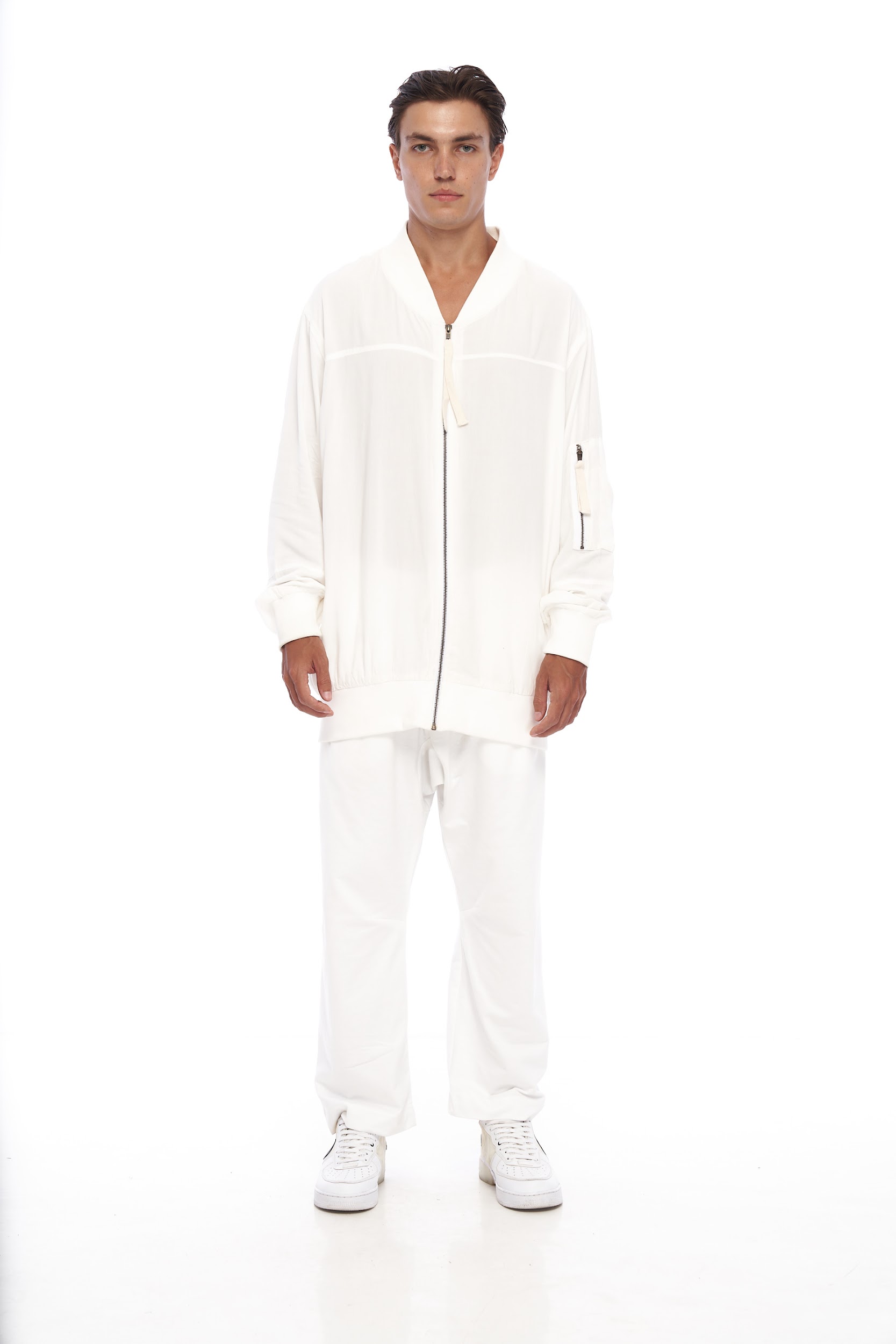 DUNE · Sobrecamisa muy larga OVERSIZE, a modo kimono, muy ligera, sin forros ni bolsillos laterales y con un solo bolsillo bomber al brazo.