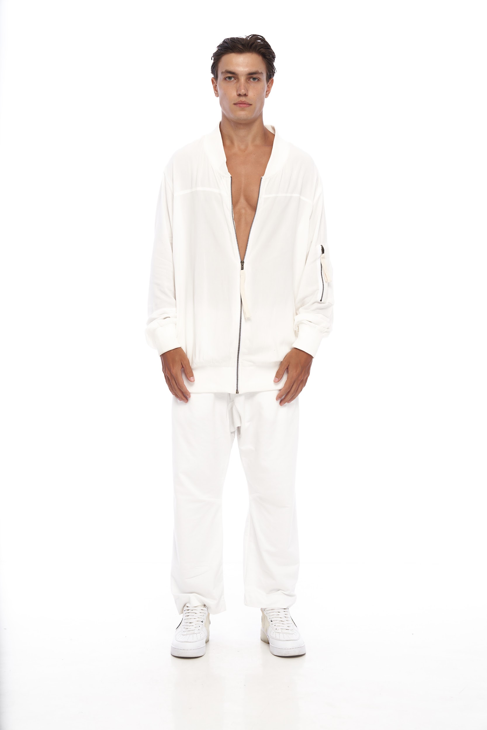 DUNE · Sobrecamisa muy larga OVERSIZE, a modo kimono, muy ligera, sin forros ni bolsillos laterales y con un solo bolsillo bomber al brazo.