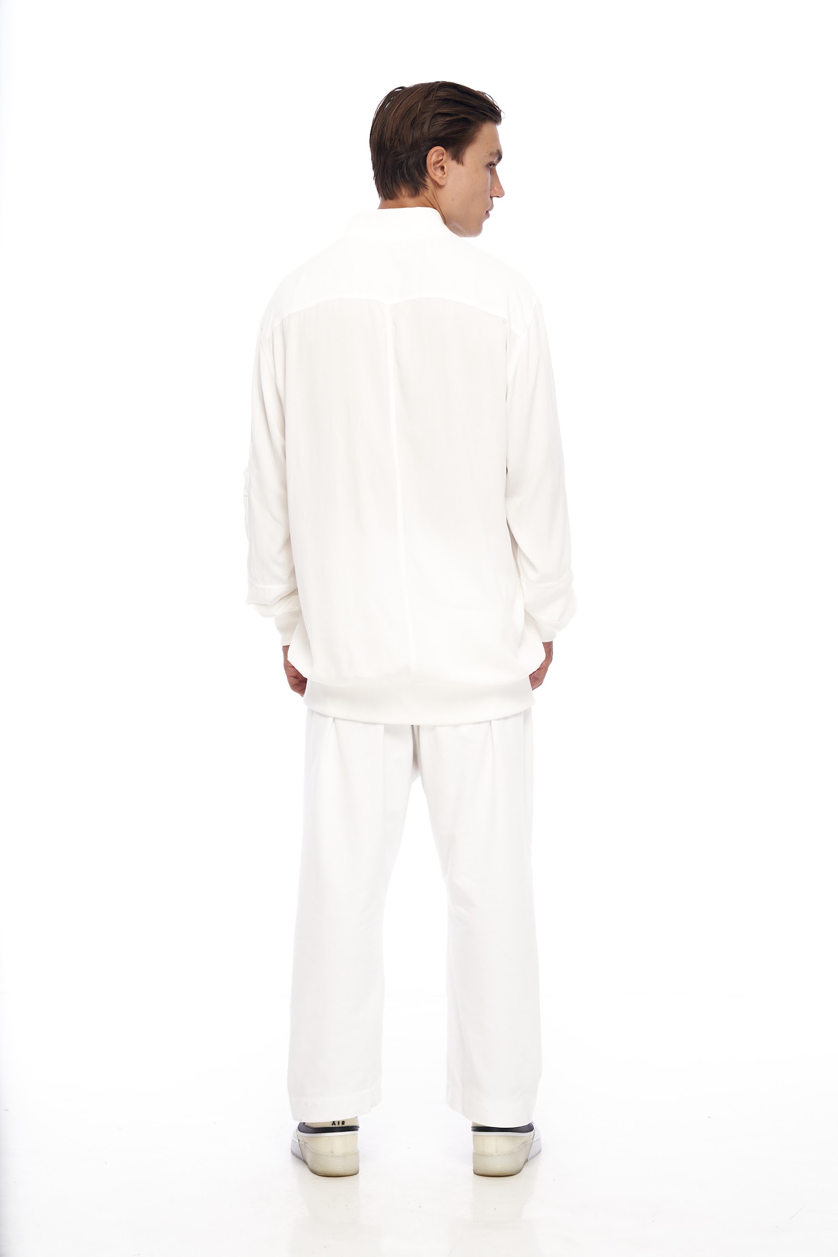 DUNE · Sobrecamisa muy larga OVERSIZE, a modo kimono, muy ligera, sin forros ni bolsillos laterales y con un solo bolsillo bomber al brazo.