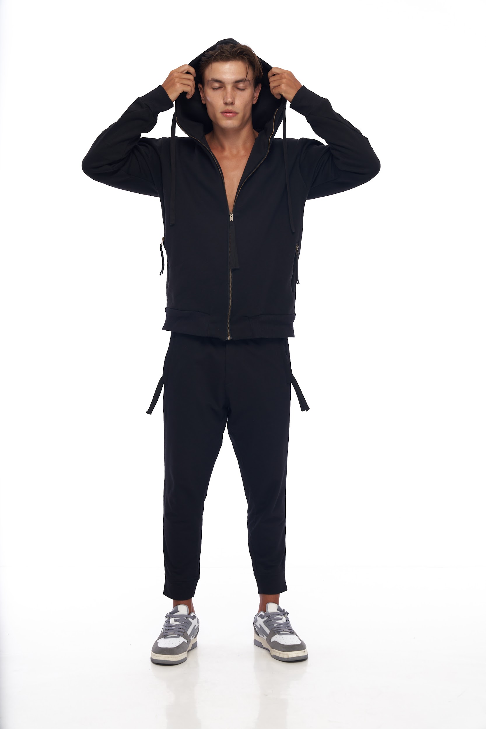 DUNE · Pantalón deportivo básico. Tobillero con cremalleras y tiradores.