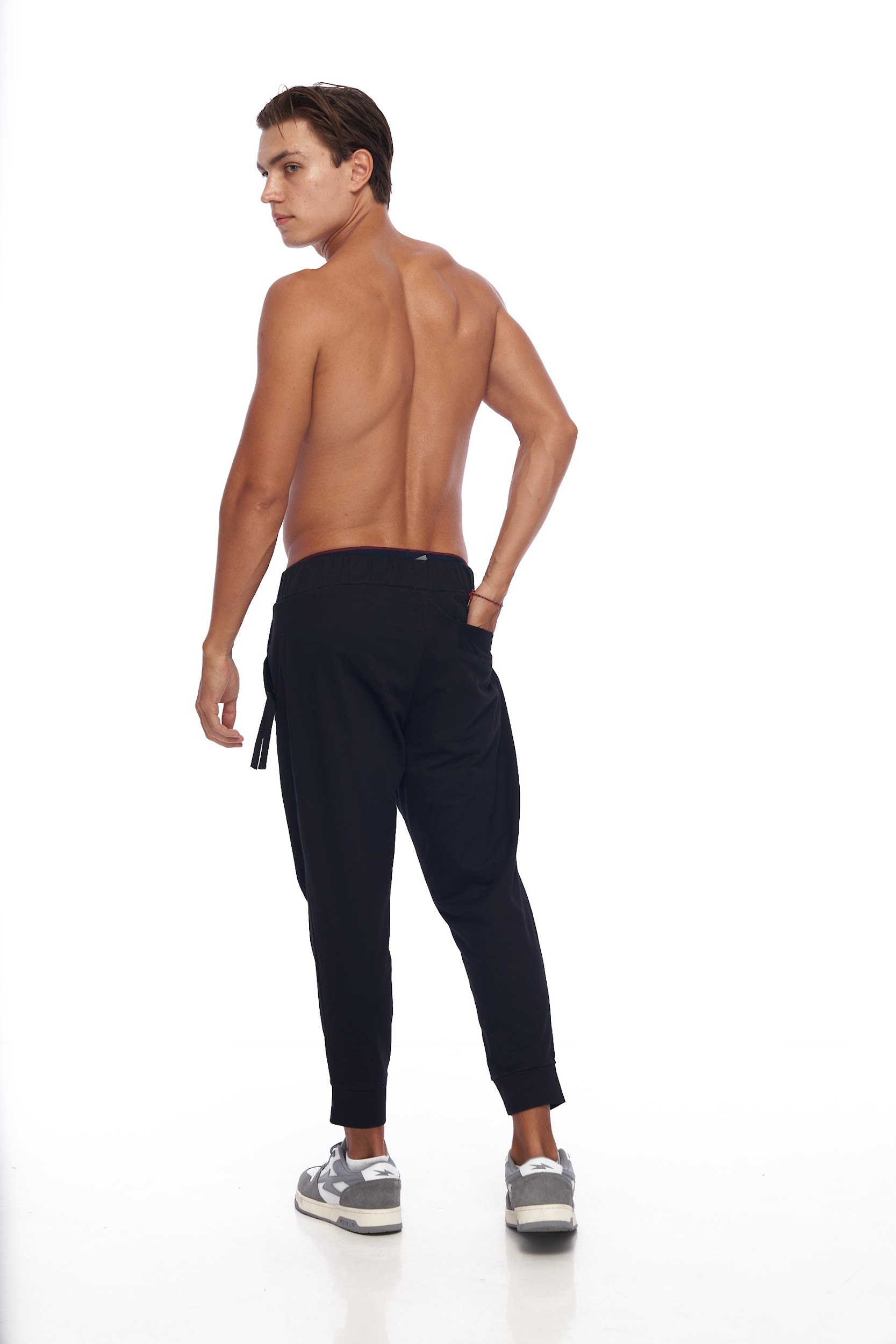 DUNE · Pantalón deportivo básico. Tobillero con cremalleras y tiradores.