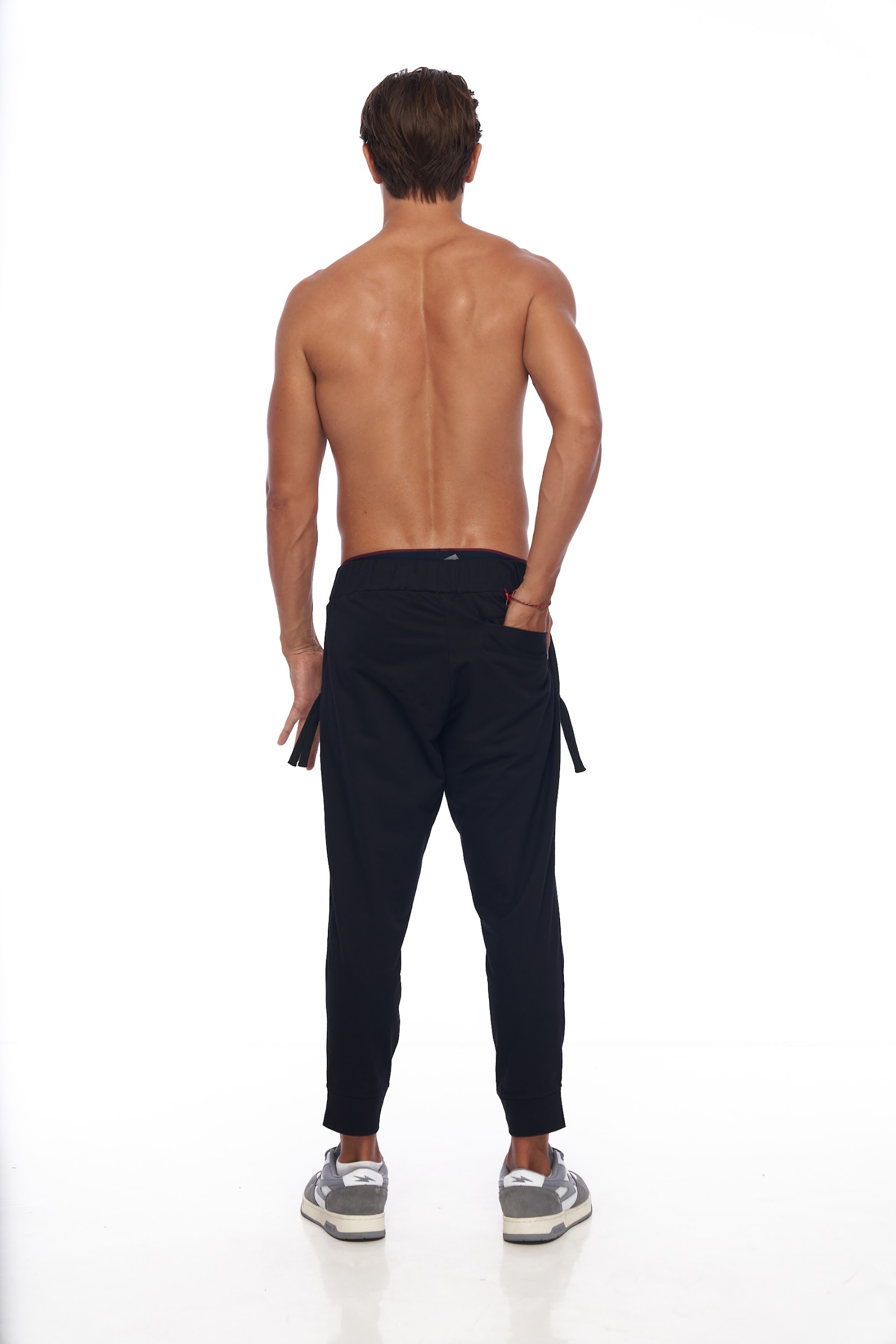 DUNE · Pantalón deportivo básico. Tobillero con cremalleras y tiradores.