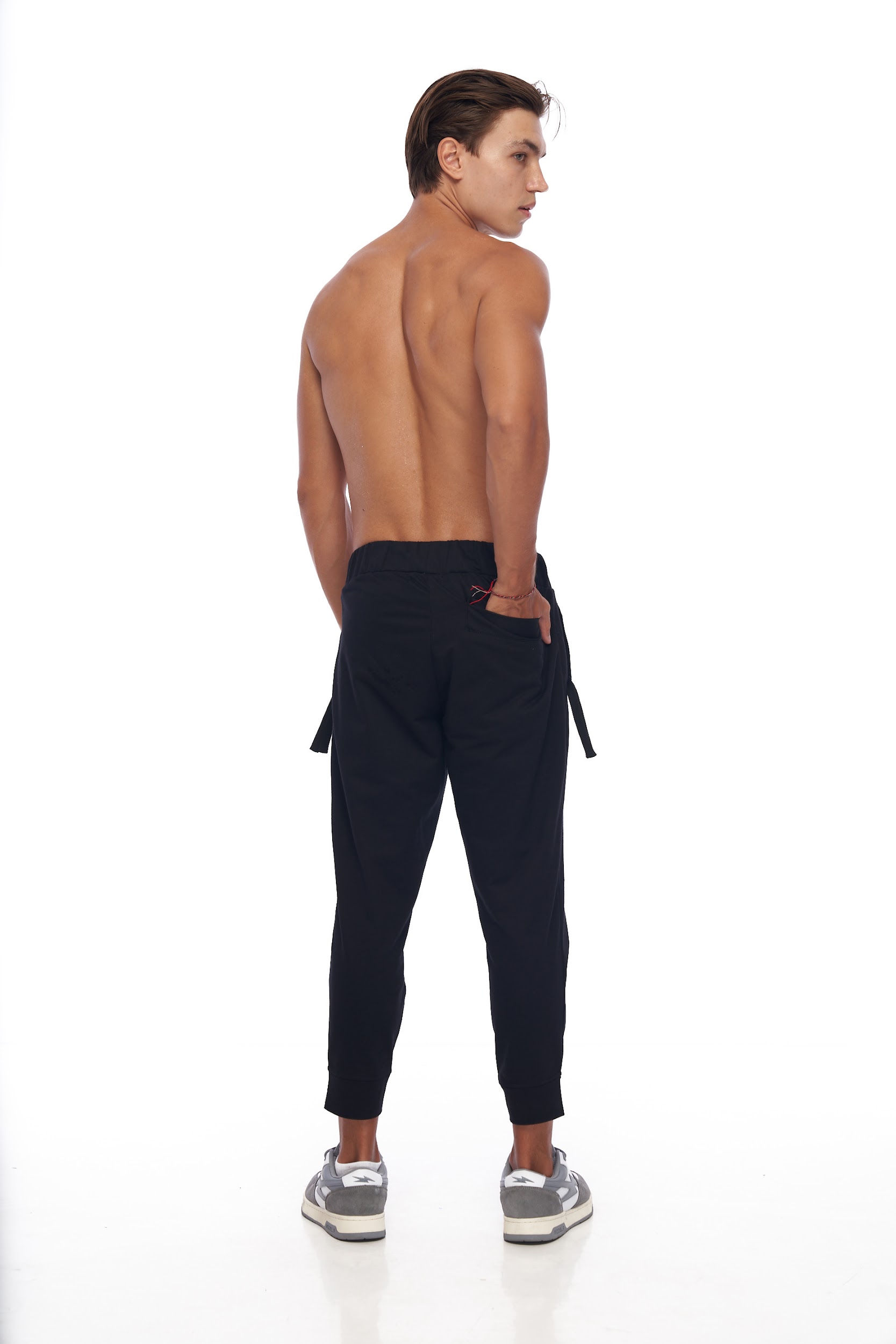 DUNE · Pantalón deportivo básico. Tobillero con cremalleras y tiradores.