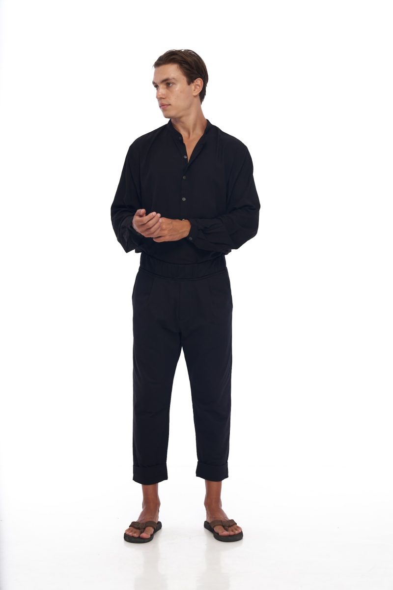 DUNE · Pantalón tipo pijama de playa, corte capri, pinzas y bolsillos laterales con detalle de tobillo doblado.