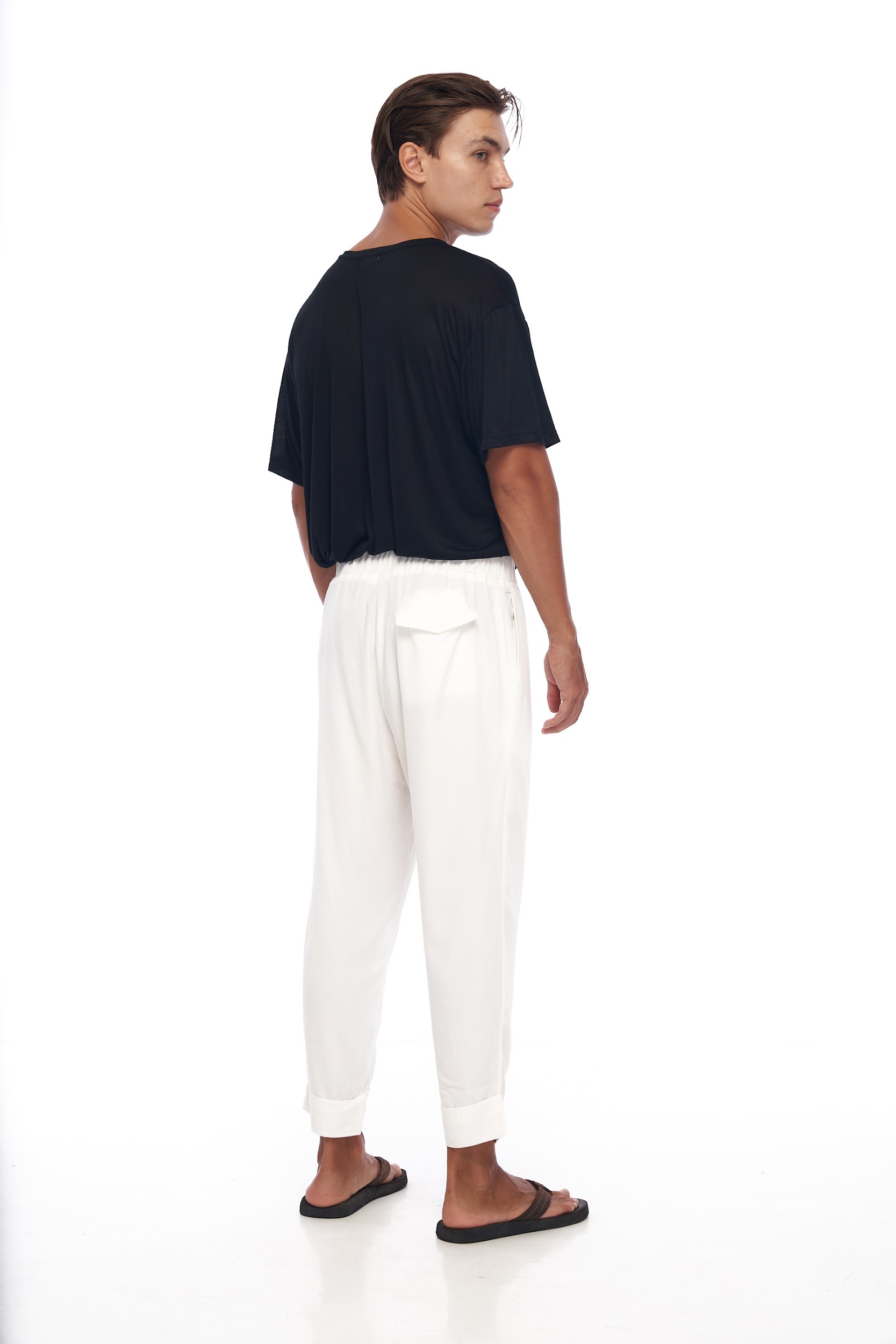 DUNE · Pantalón tipo pijama de playa, corte capri, pinzas y bolsillos laterales con detalle de tobillo doblado.