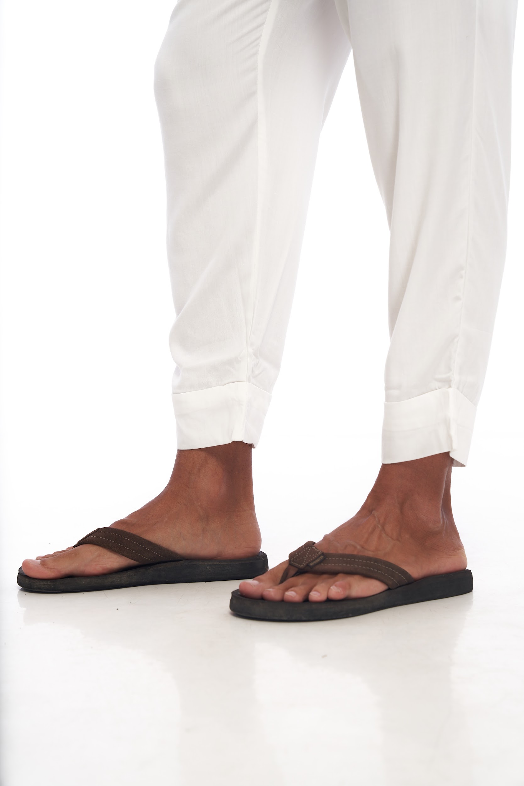 DUNE · Pantalón tipo pijama de playa, corte capri, pinzas y bolsillos laterales con detalle de tobillo doblado.