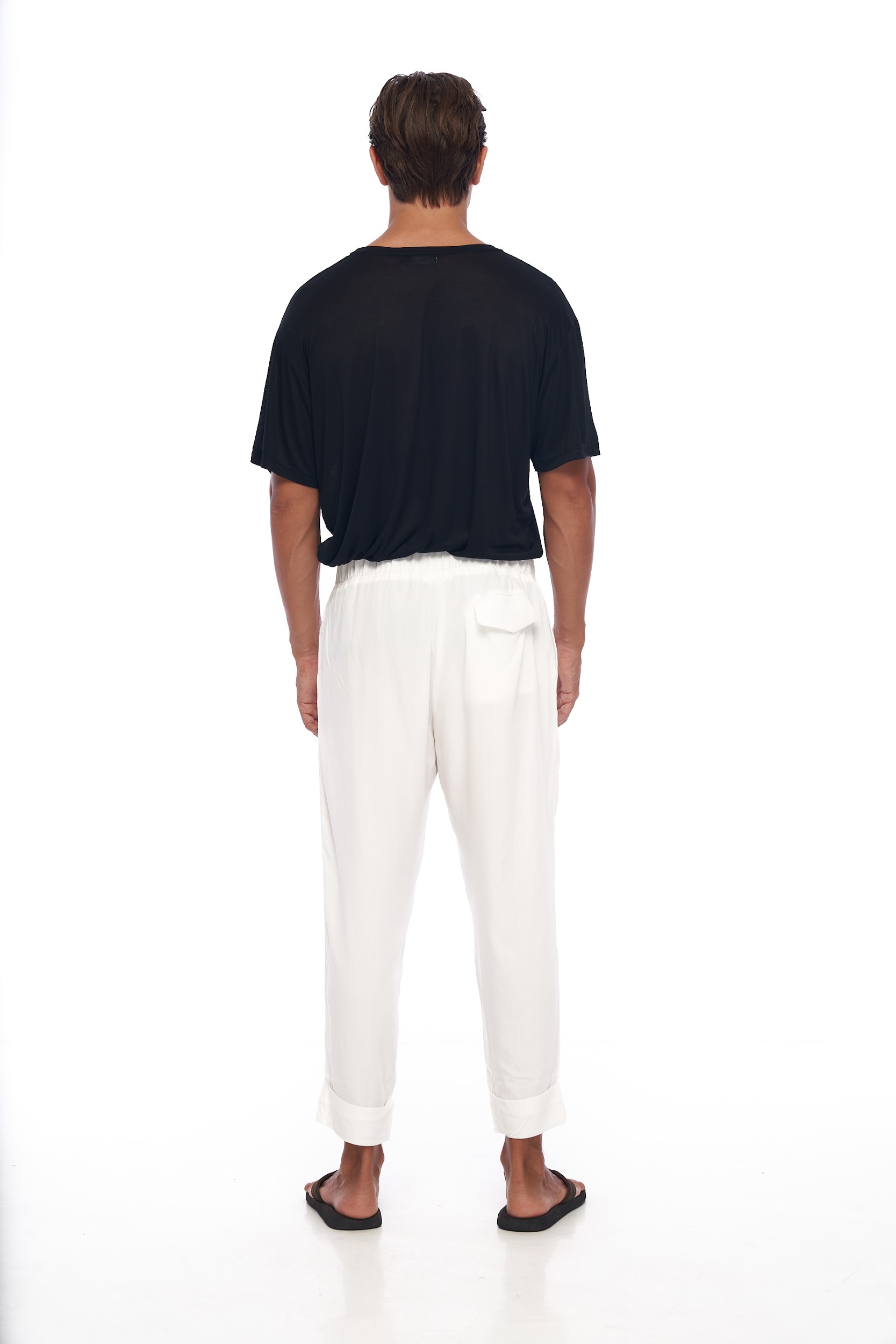 DUNE · Pantalón tipo pijama de playa, corte capri, pinzas y bolsillos laterales con detalle de tobillo doblado.