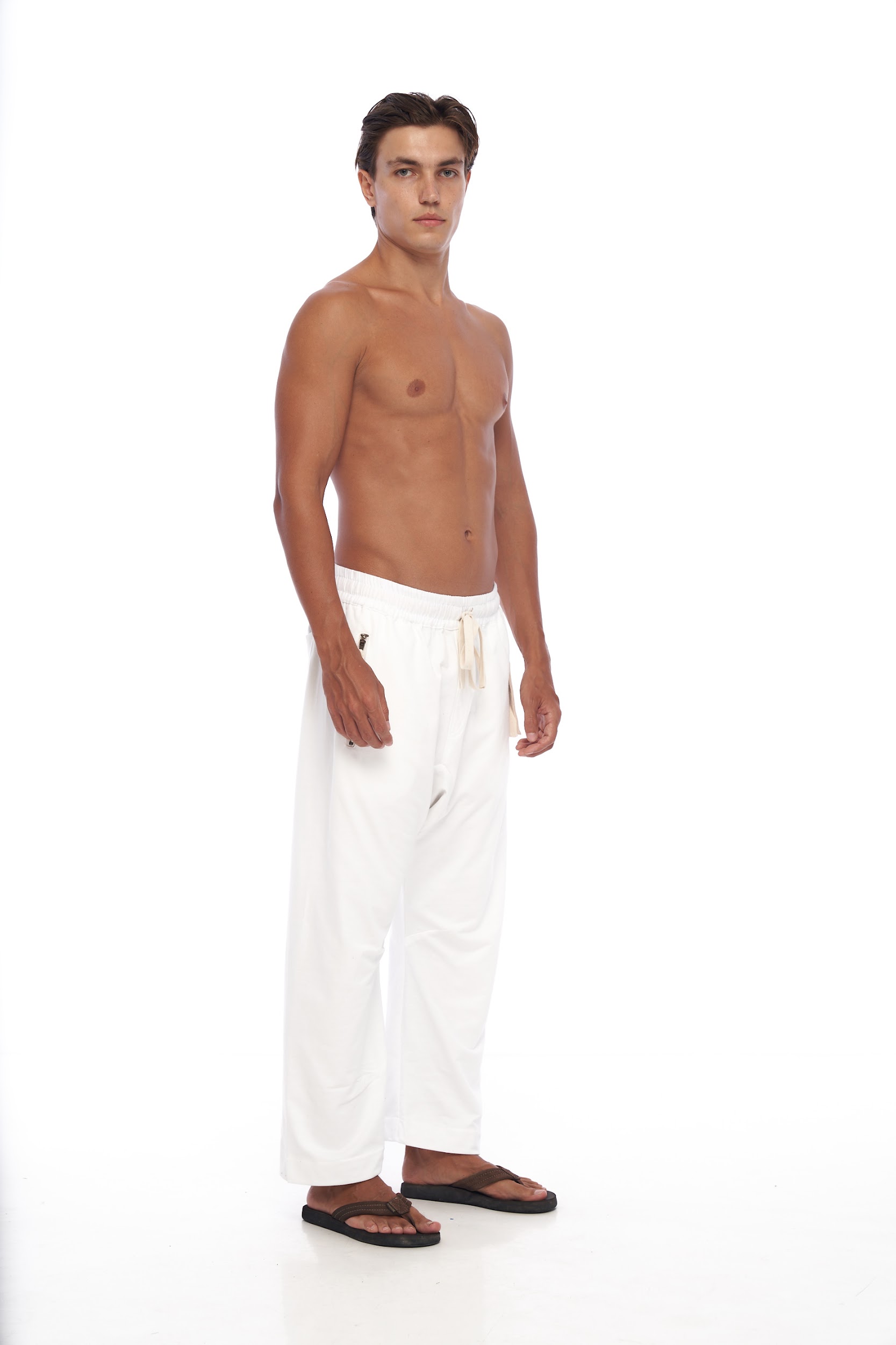 DUNE · Pantalón moda ancho, confortable, con cremalleras tiradores y detalle entrepierna.