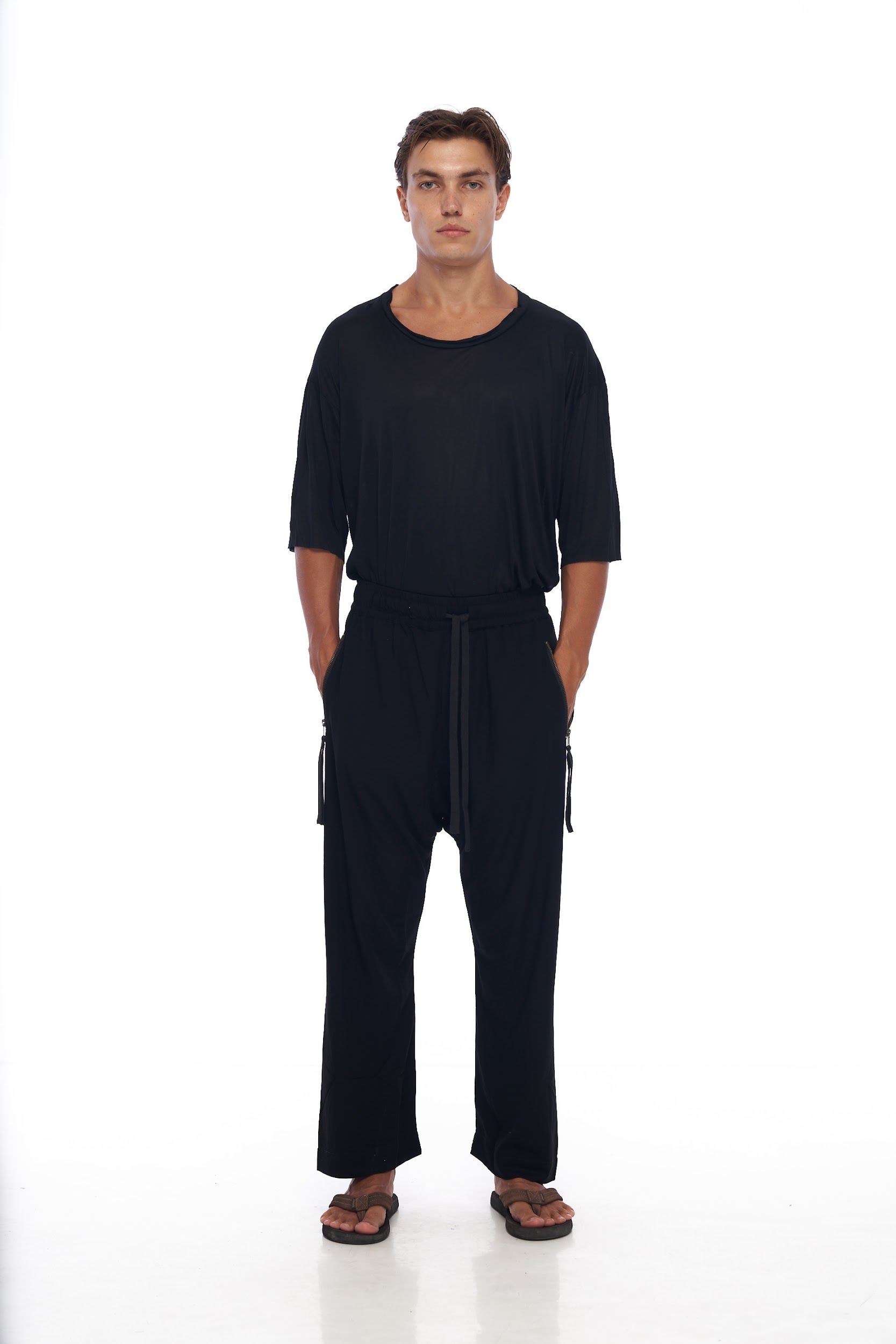 DUNE · Pantalón moda ancho, confortable, con cremalleras tiradores y detalle entrepierna.