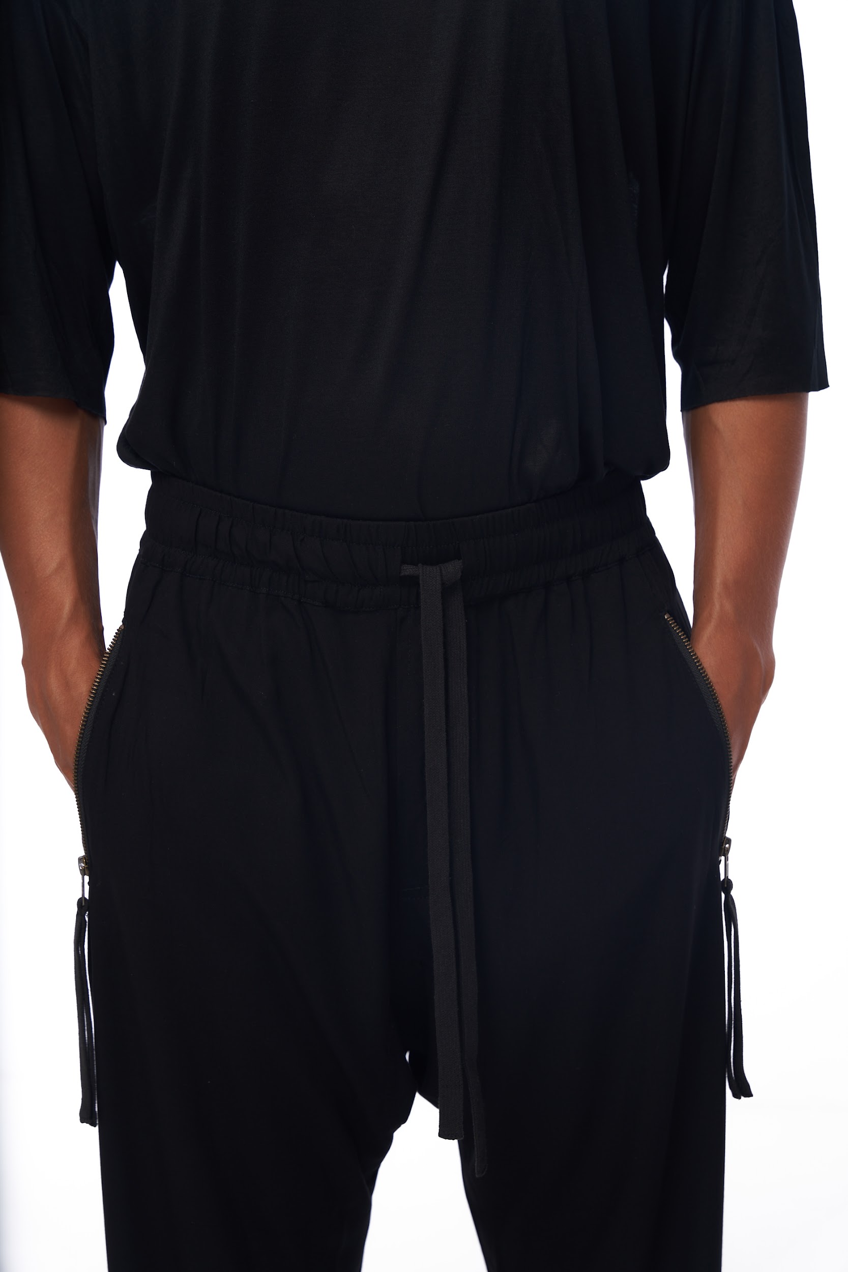 DUNE · Pantalón moda ancho, confortable, con cremalleras tiradores y detalle entrepierna.