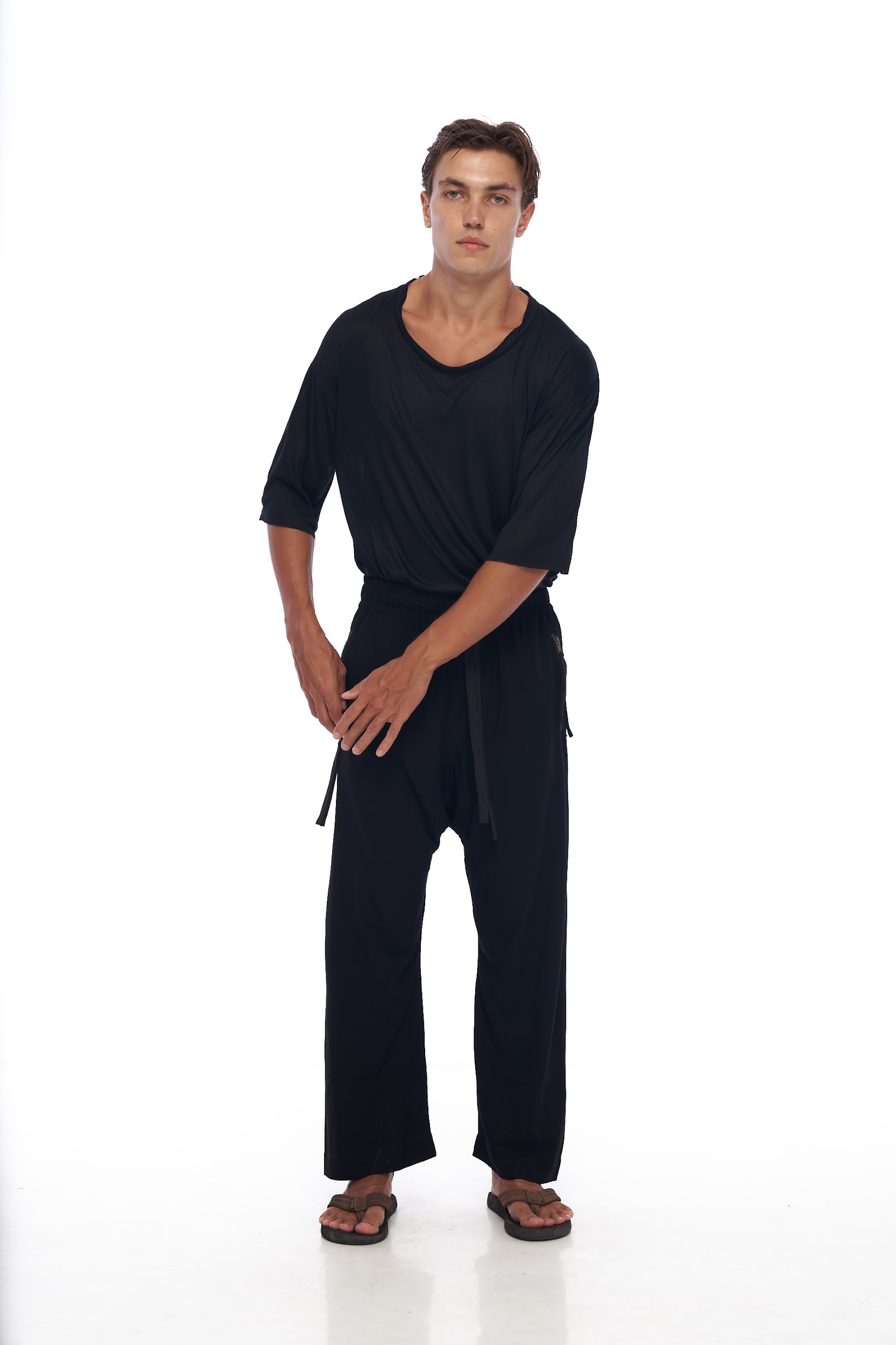 DUNE · Pantalón moda ancho, confortable, con cremalleras tiradores y detalle entrepierna.