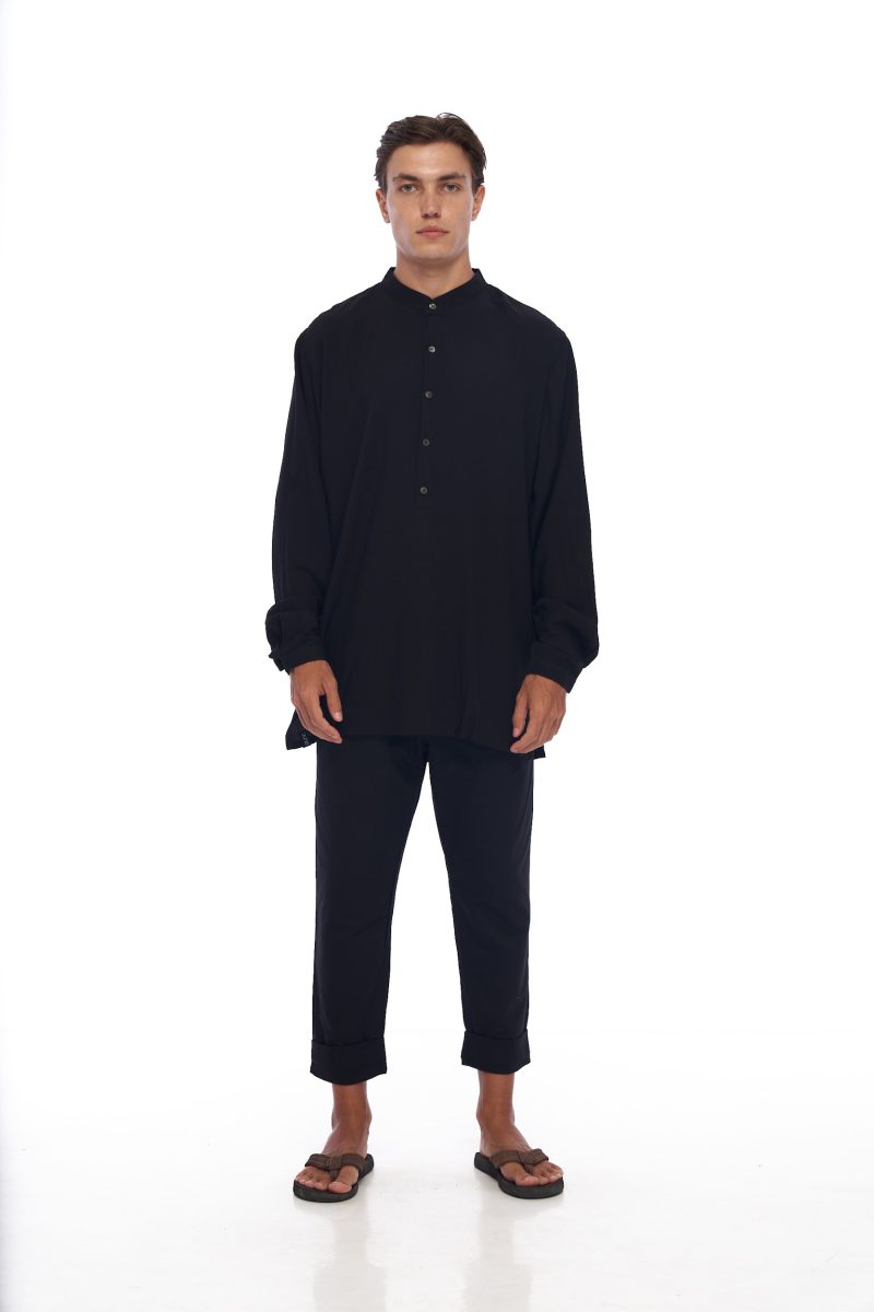 DUNE · Camisa moda muy larga. Botonadura estilo polo, con cuello mao y aberturas laterales.