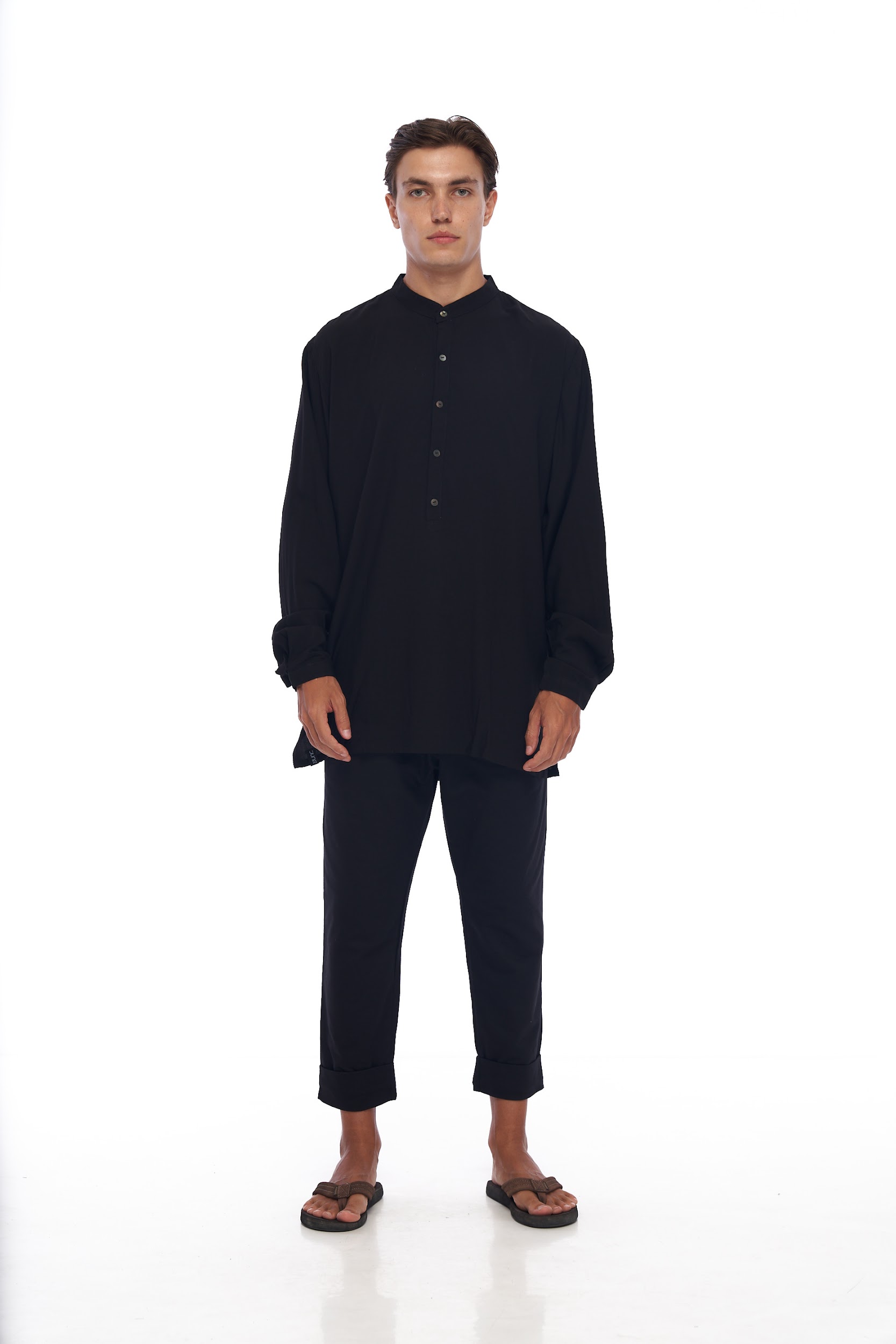 DUNE · Camisa moda muy larga. Botonadura estilo polo, con cuello mao y aberturas laterales.