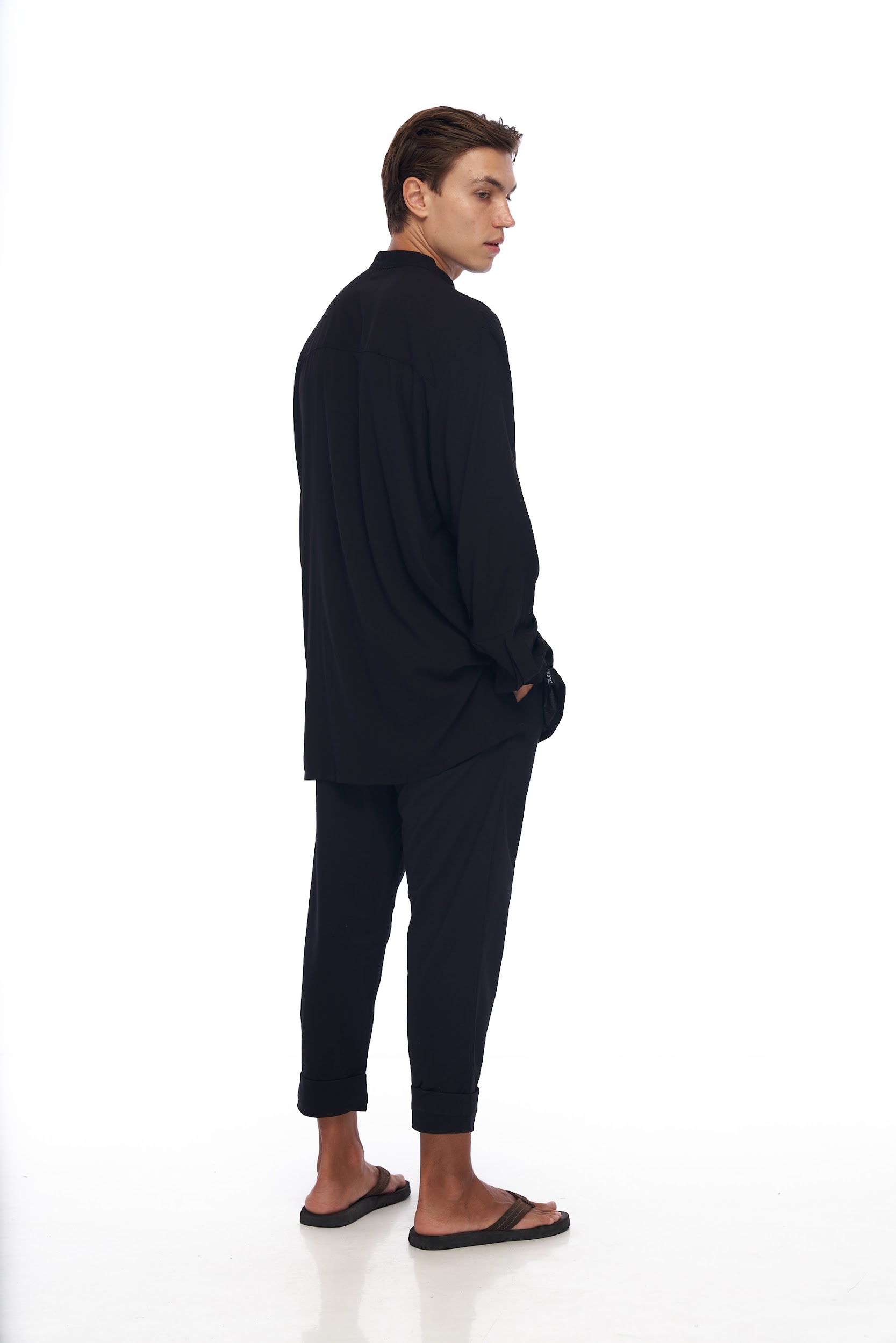 DUNE · Camisa moda muy larga. Botonadura estilo polo, con cuello mao y aberturas laterales.