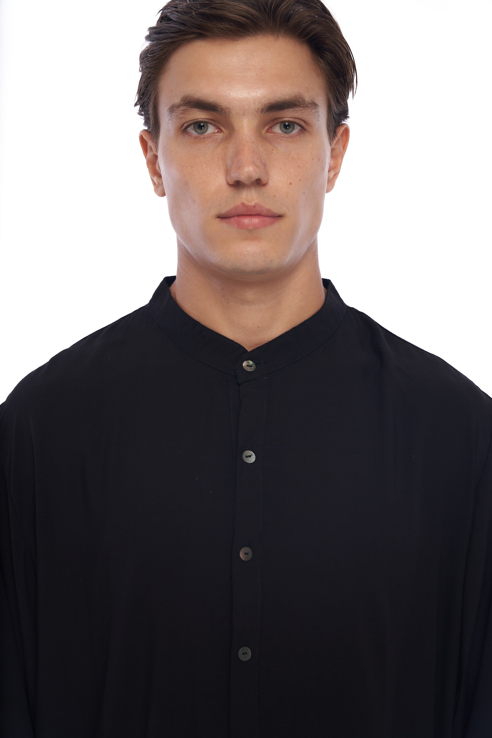 DUNE · Camisa moda muy larga. Botonadura estilo polo, con cuello mao y aberturas laterales.