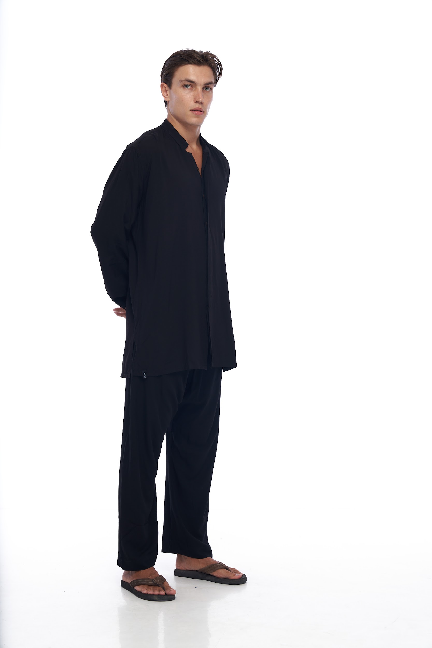 DUNE · Camisa larga cuello mao, aberturas laterales y botones ocultos.