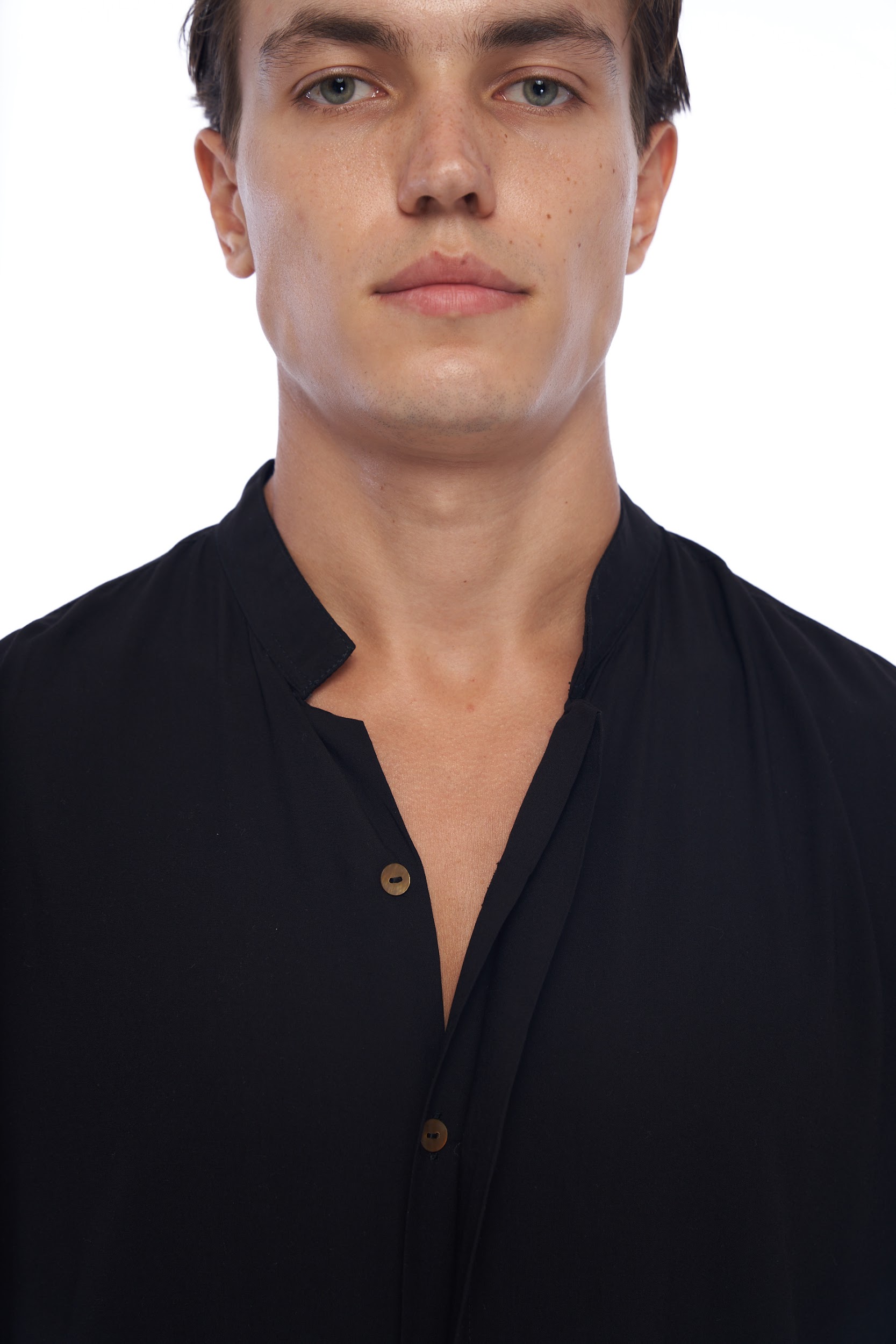 DUNE · Camisa larga cuello mao, aberturas laterales y botones ocultos.