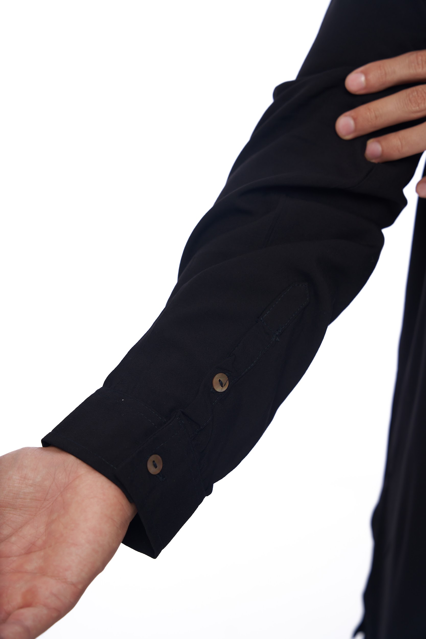 DUNE · Camisa larga cuello mao, aberturas laterales y botones ocultos.