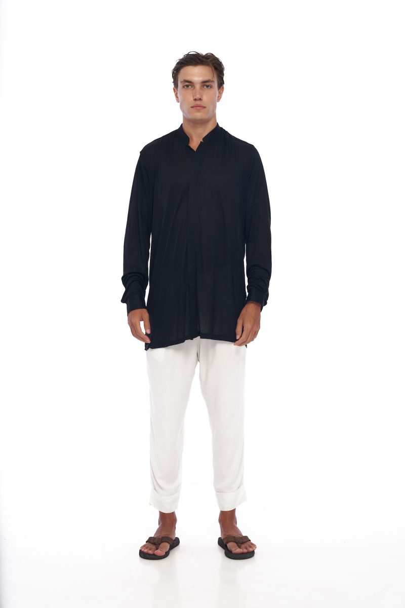 DUNE · Camisa larga cuello mao, aberturas laterales y botones ocultos.