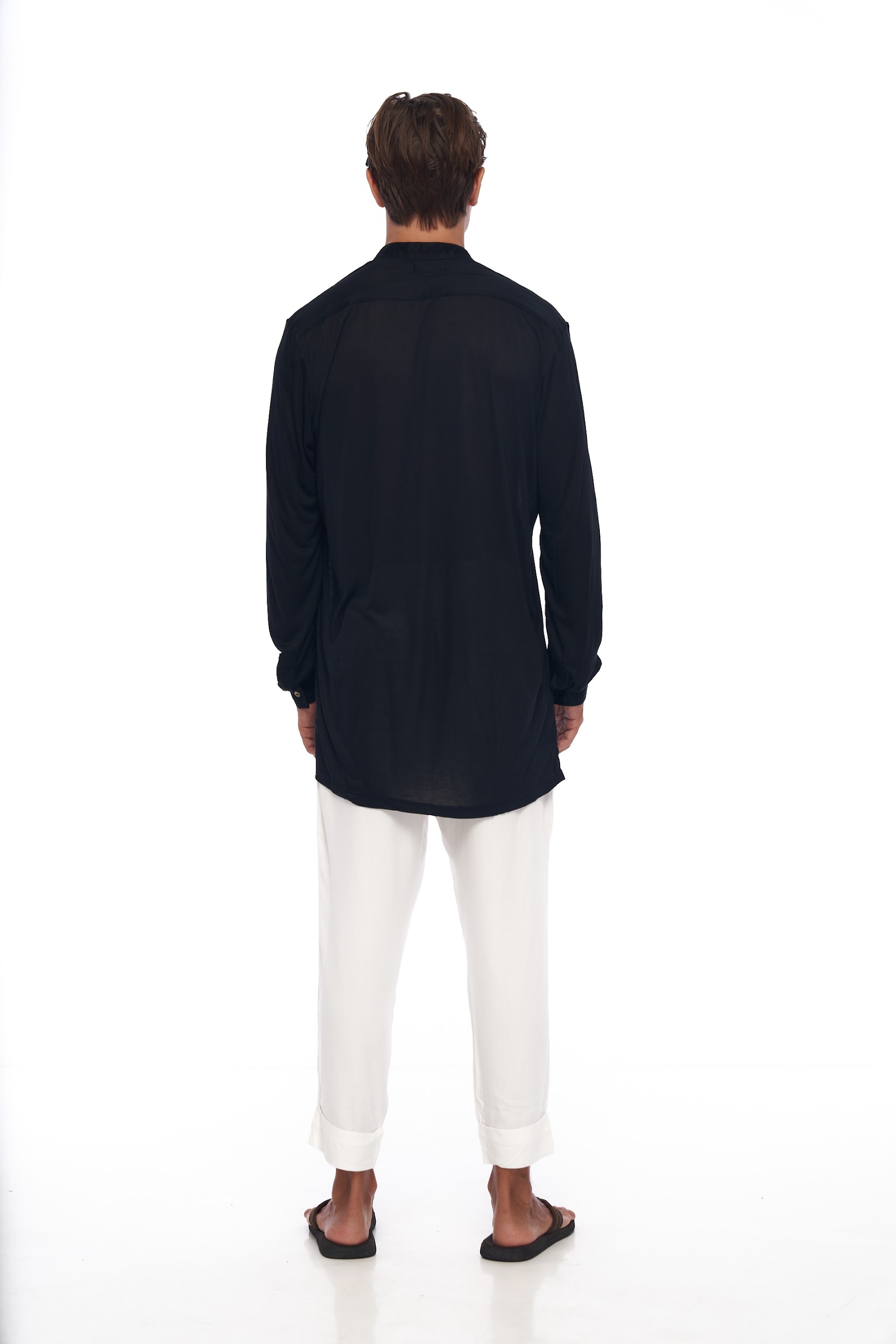 DUNE · Camisa larga cuello mao, aberturas laterales y botones ocultos.