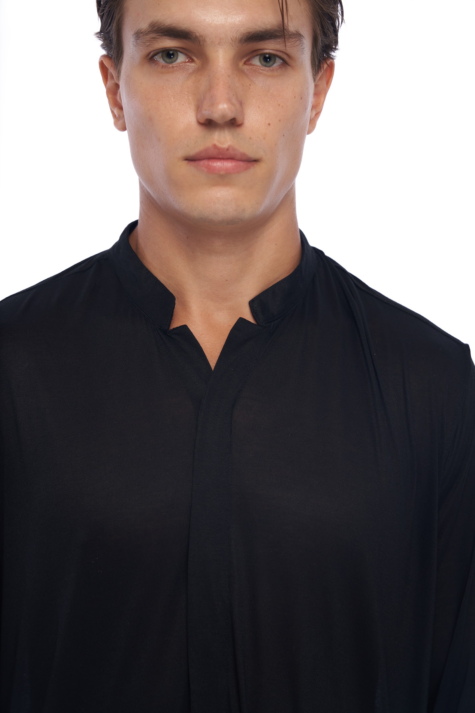 DUNE · Camisa larga cuello mao, aberturas laterales y botones ocultos.