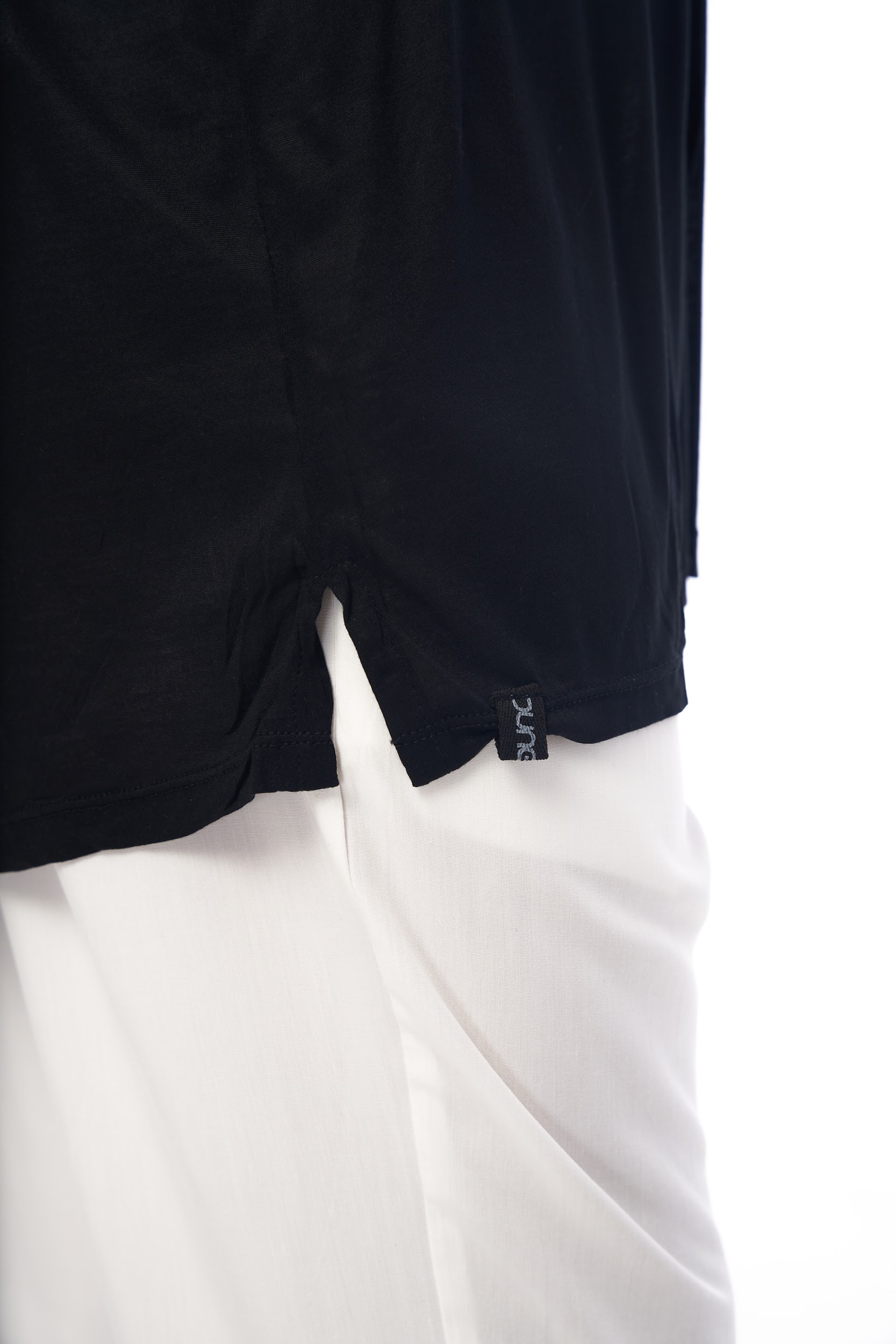 DUNE · Camisa larga cuello mao, aberturas laterales y botones ocultos.