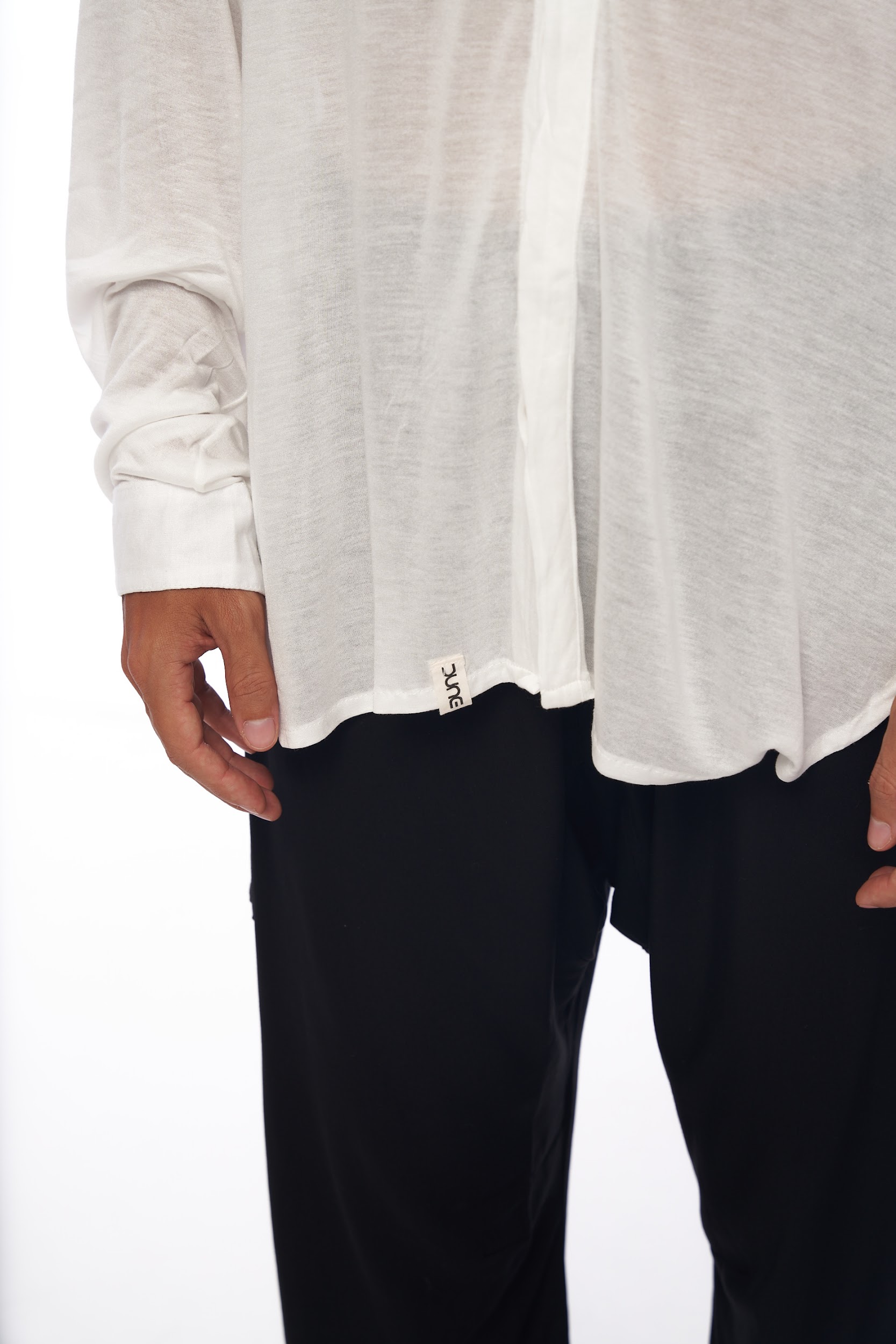 DUNE · Camisa moda cuello pico abierto, bajos largos redondeados y botones ocultos.