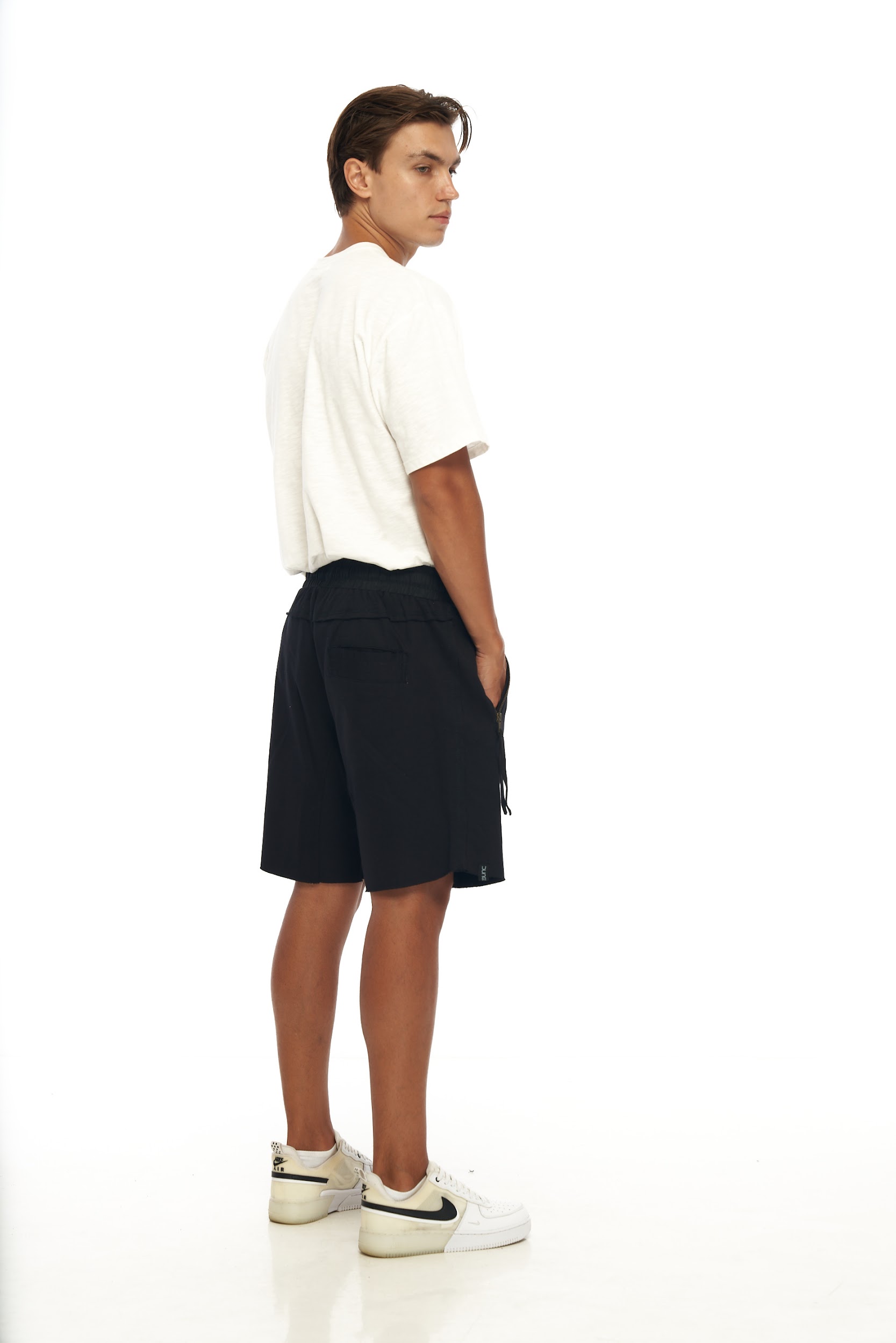 DUNE · Bermuda amplia, acabados cortados y cremalleras con tiradores.