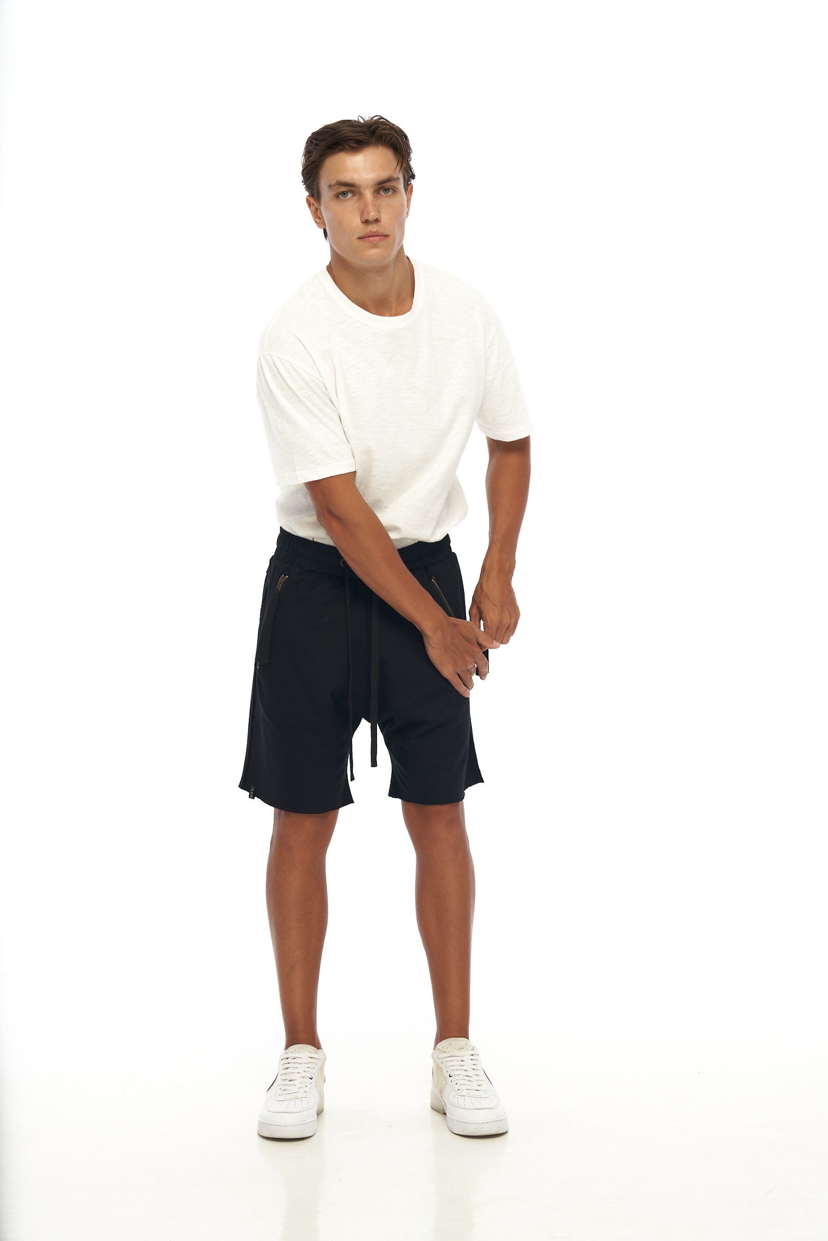 DUNE · Bermuda amplia, acabados cortados y cremalleras con tiradores.