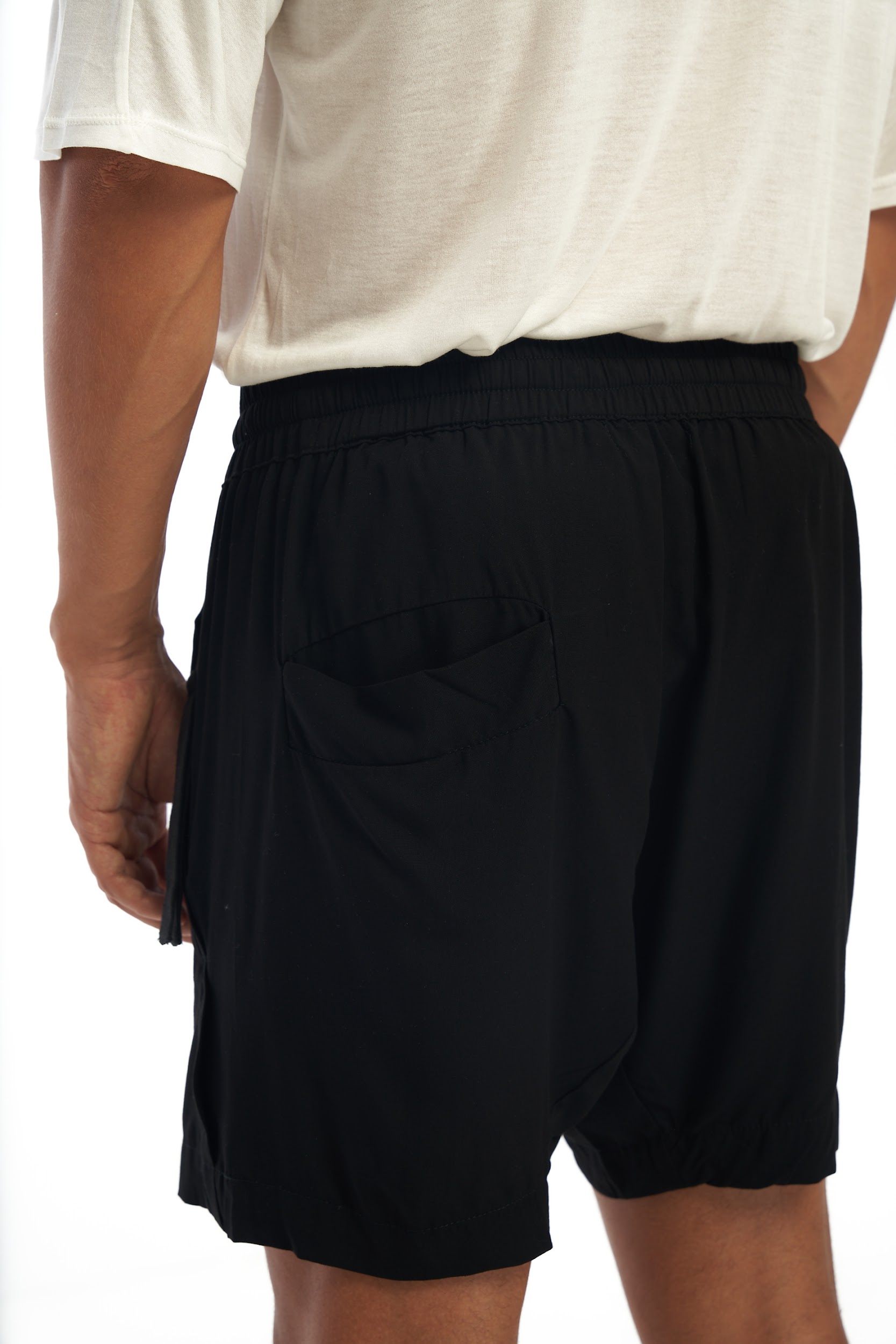 DUNE · Short medio, acabados moda con tiradores cremalleras en bolsillos.