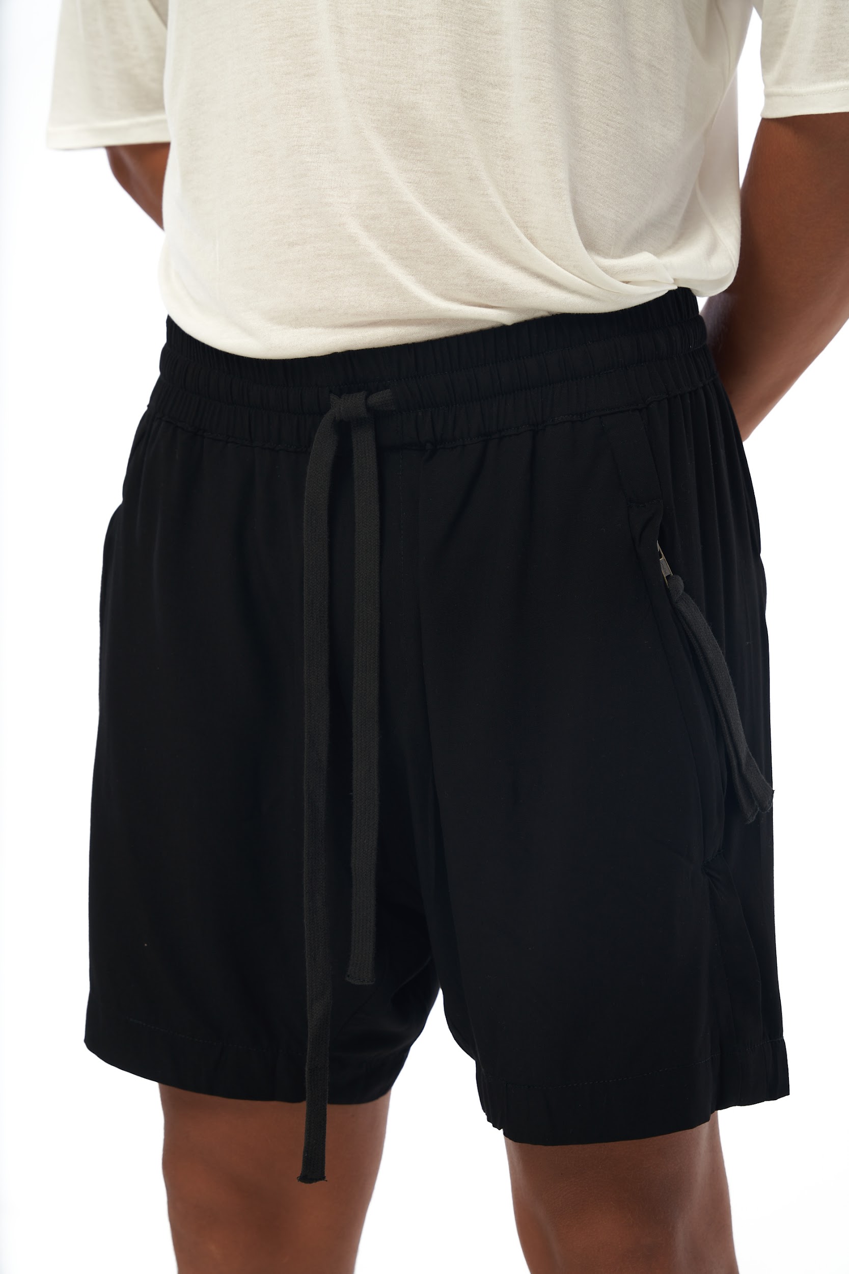 DUNE · Short medio, acabados moda con tiradores cremalleras en bolsillos.