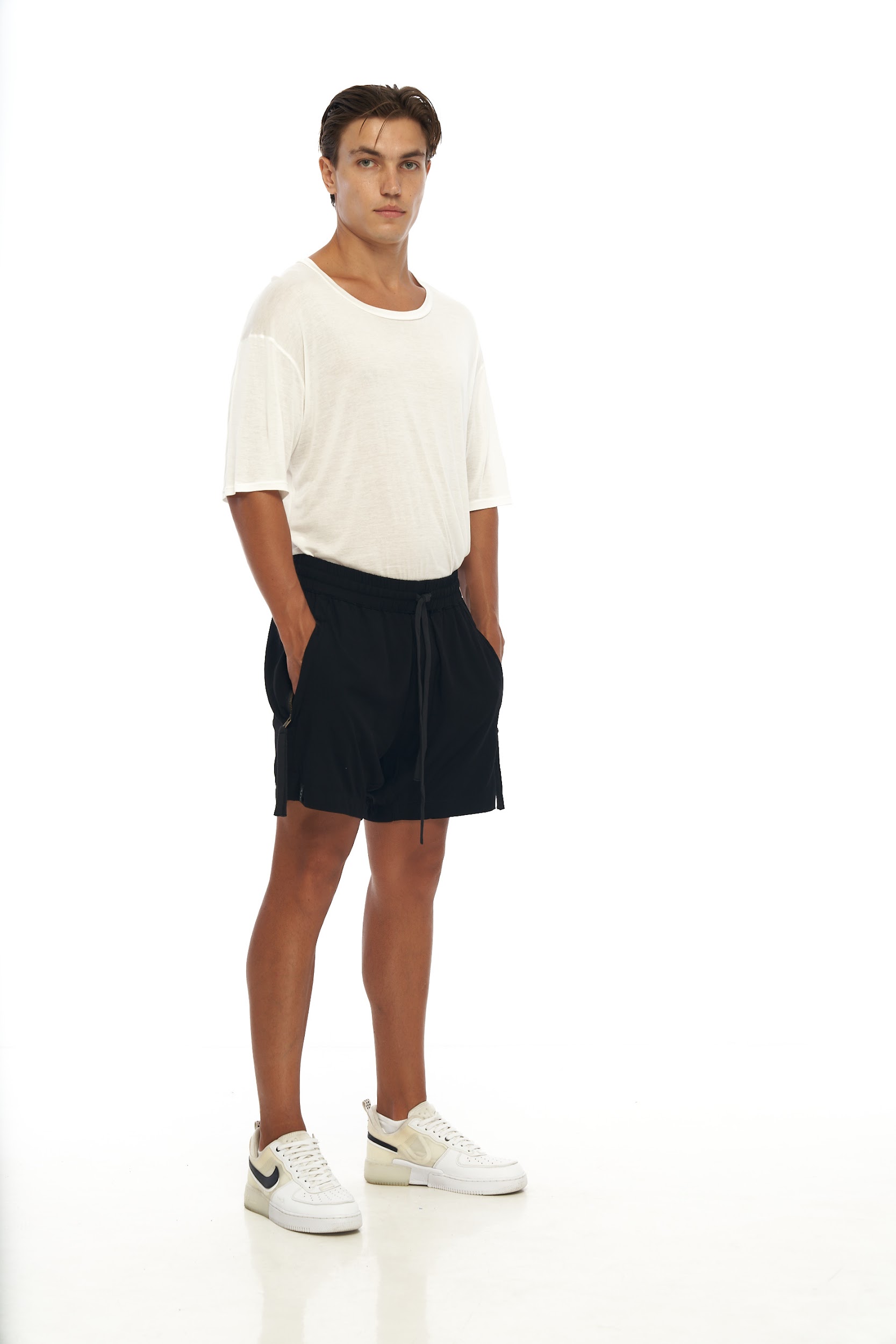 DUNE · Short medio, acabados moda con tiradores cremalleras en bolsillos.