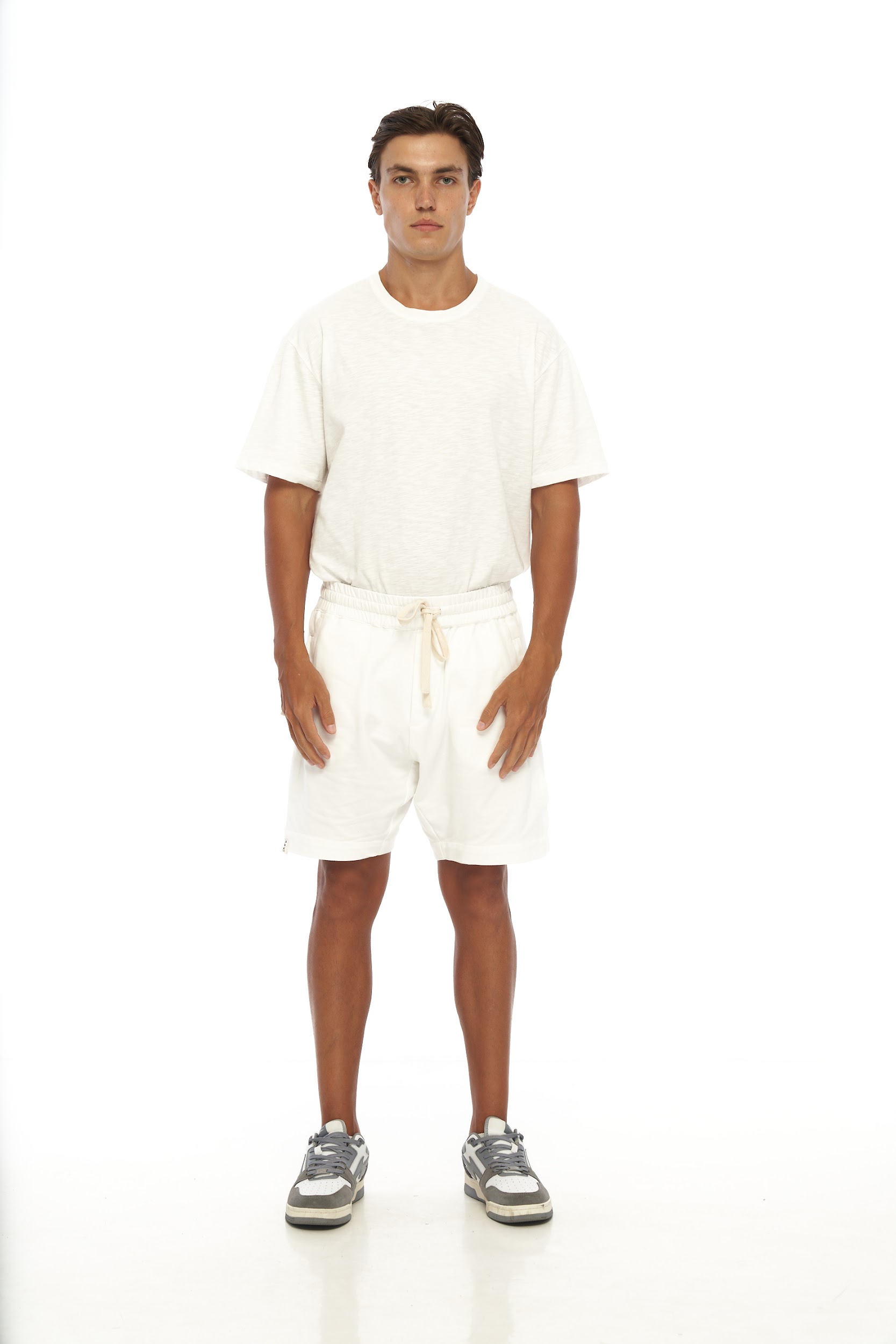 DUNE · Bermuda cómoda largo a la rodilla. Bolsillos con tiradores en cremalleras.