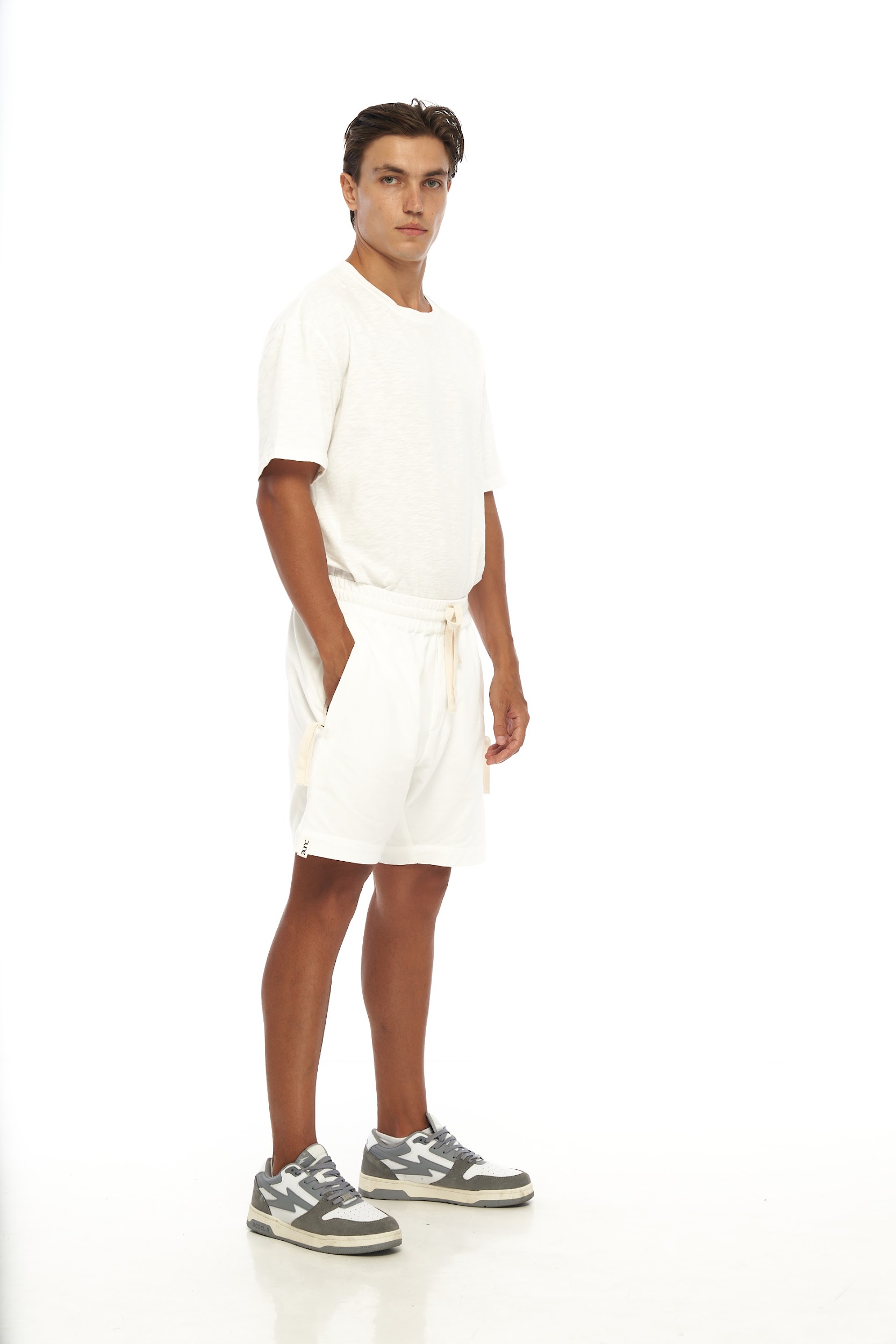 DUNE · Bermuda cómoda largo a la rodilla. Bolsillos con tiradores en cremalleras.