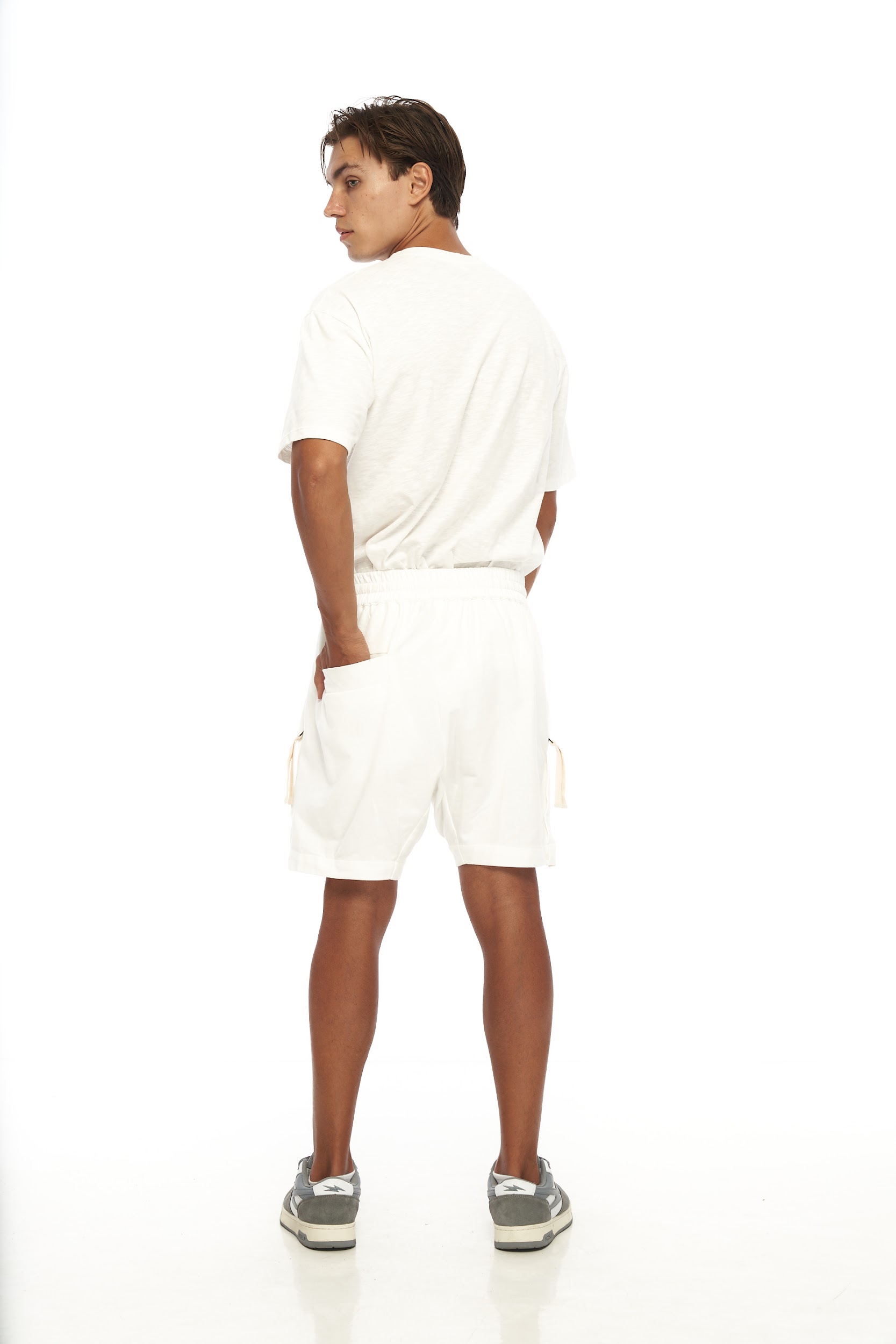 DUNE · Bermuda cómoda largo a la rodilla. Bolsillos con tiradores en cremalleras.