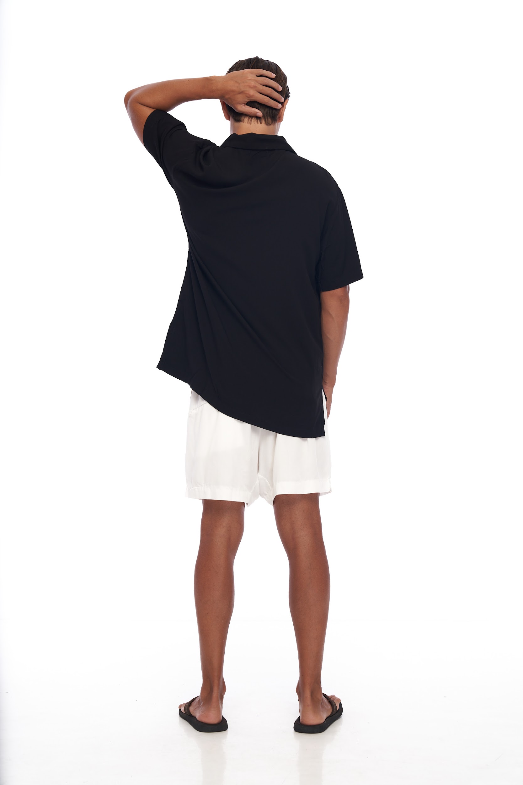 DUNE · Short corto. Con bolsillos laterales y cremalleras de tiradores. Aberturas laterales y bolsillo trasero de seguridad.