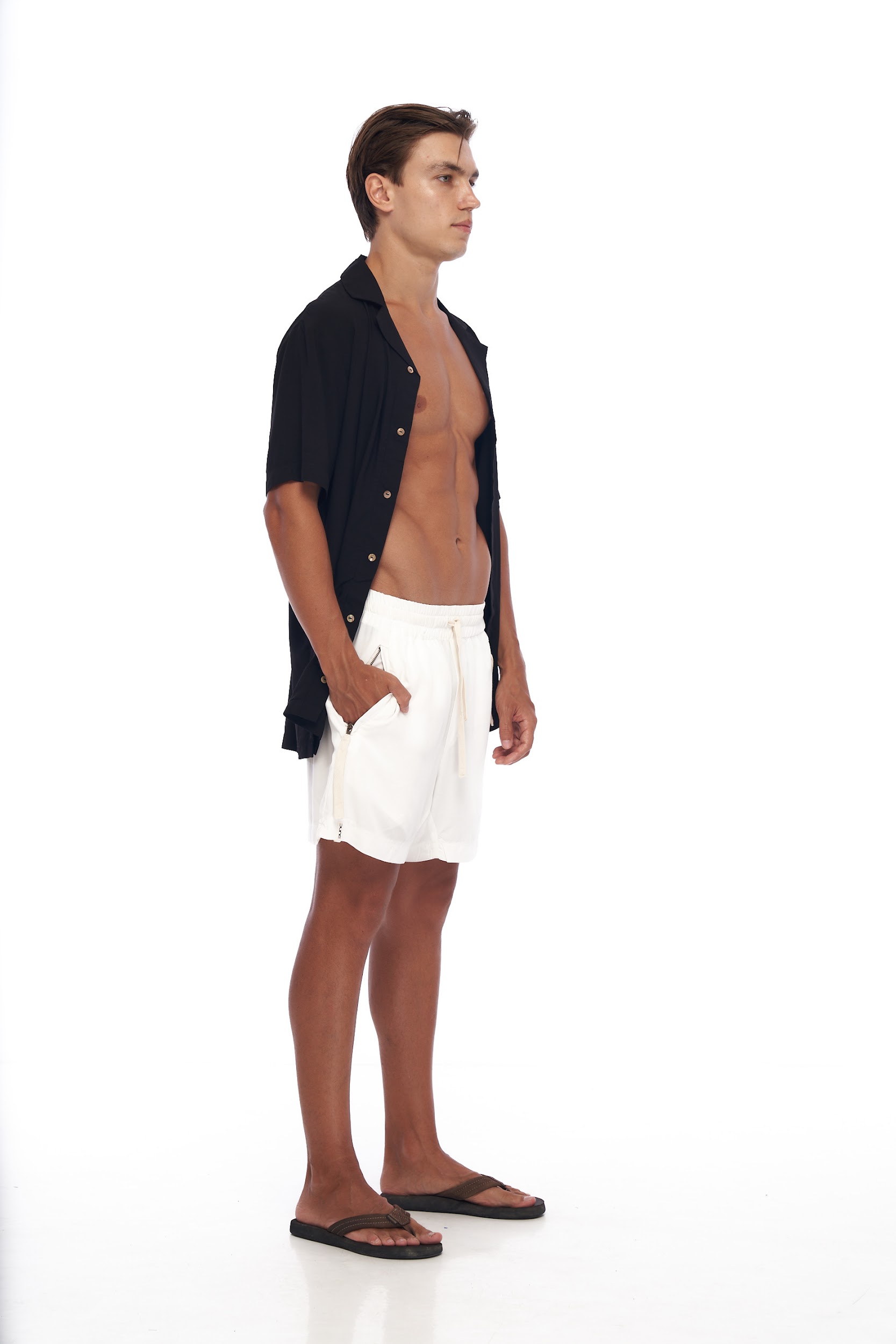 DUNE · Short corto. Con bolsillos laterales y cremalleras de tiradores. Aberturas laterales y bolsillo trasero de seguridad.