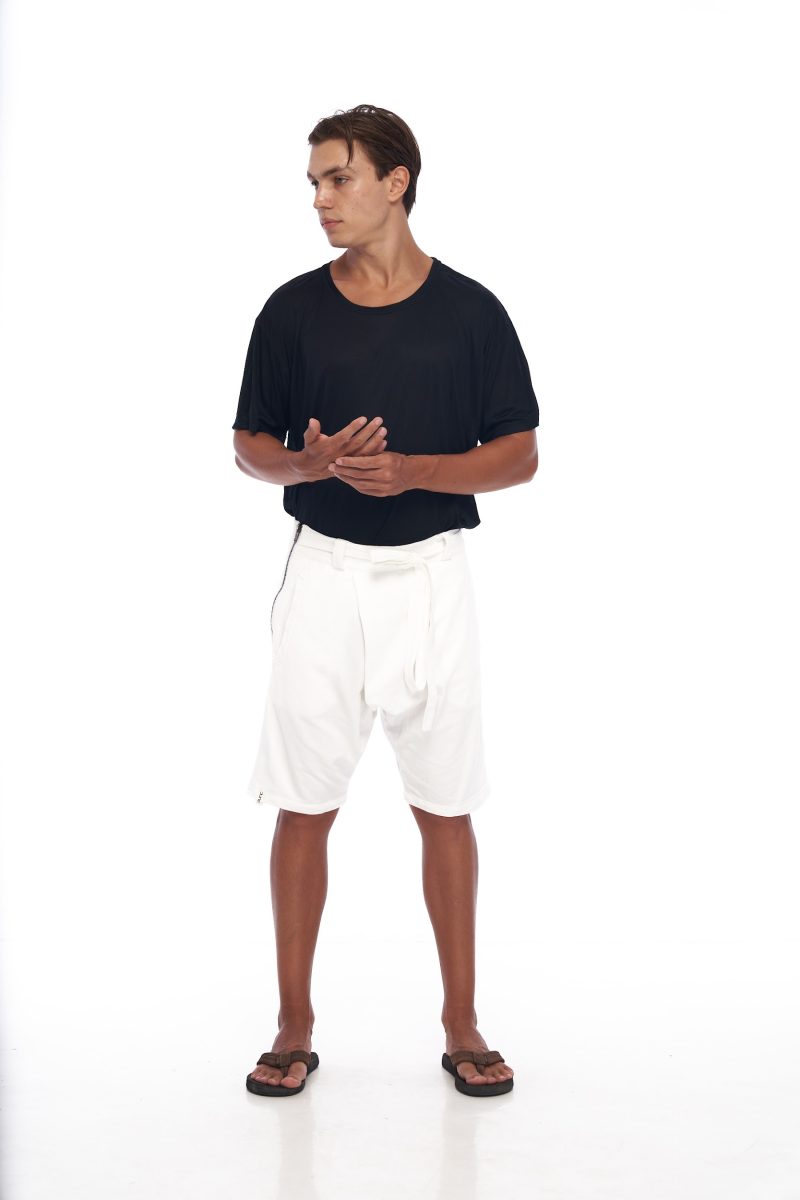 DUNE · Bermuda cómoda larga, inspiración oriental, cremallera lateral y cinturón ajustable.