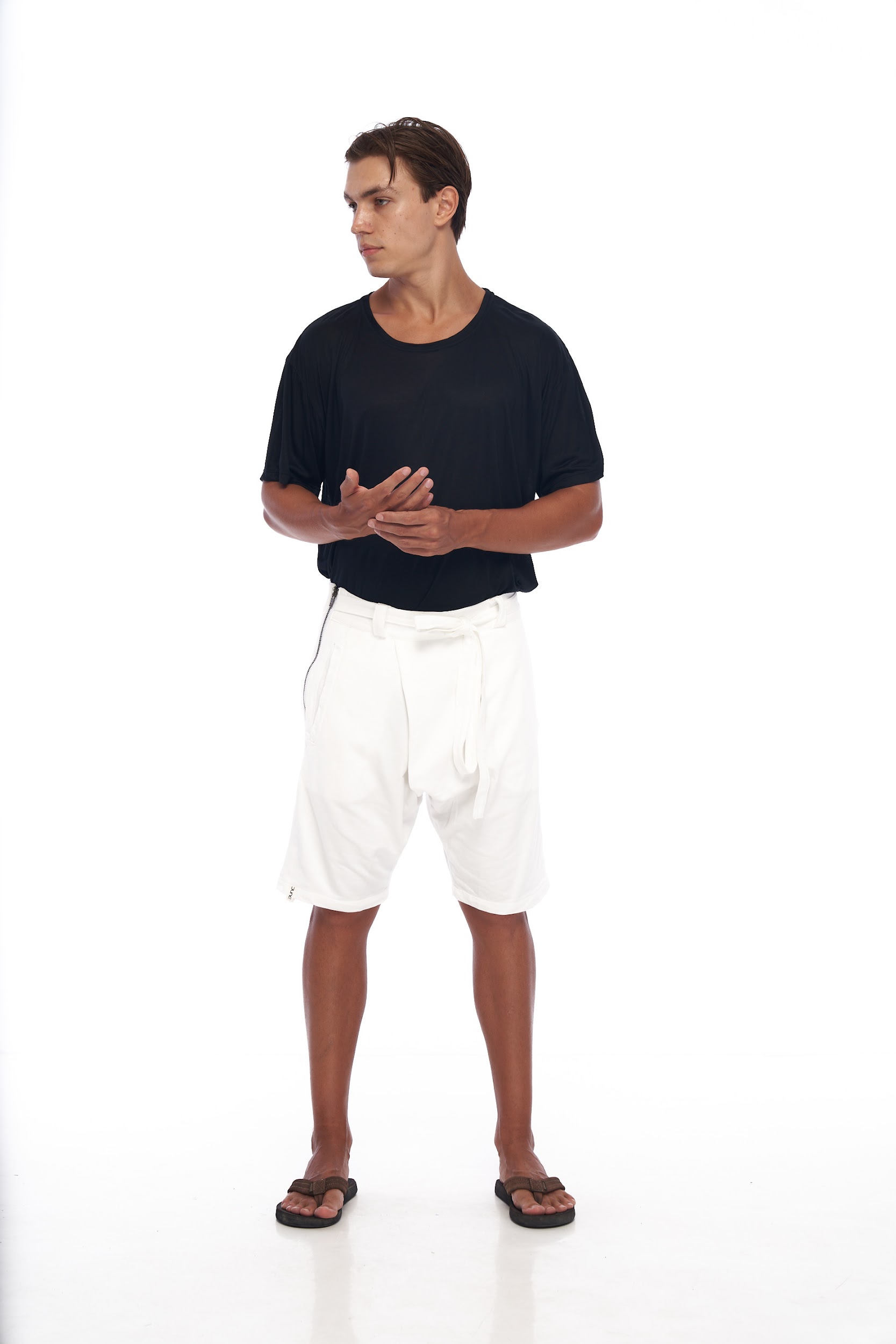 DUNE · Bermuda cómoda larga, inspiración oriental, cremallera lateral y cinturón ajustable.