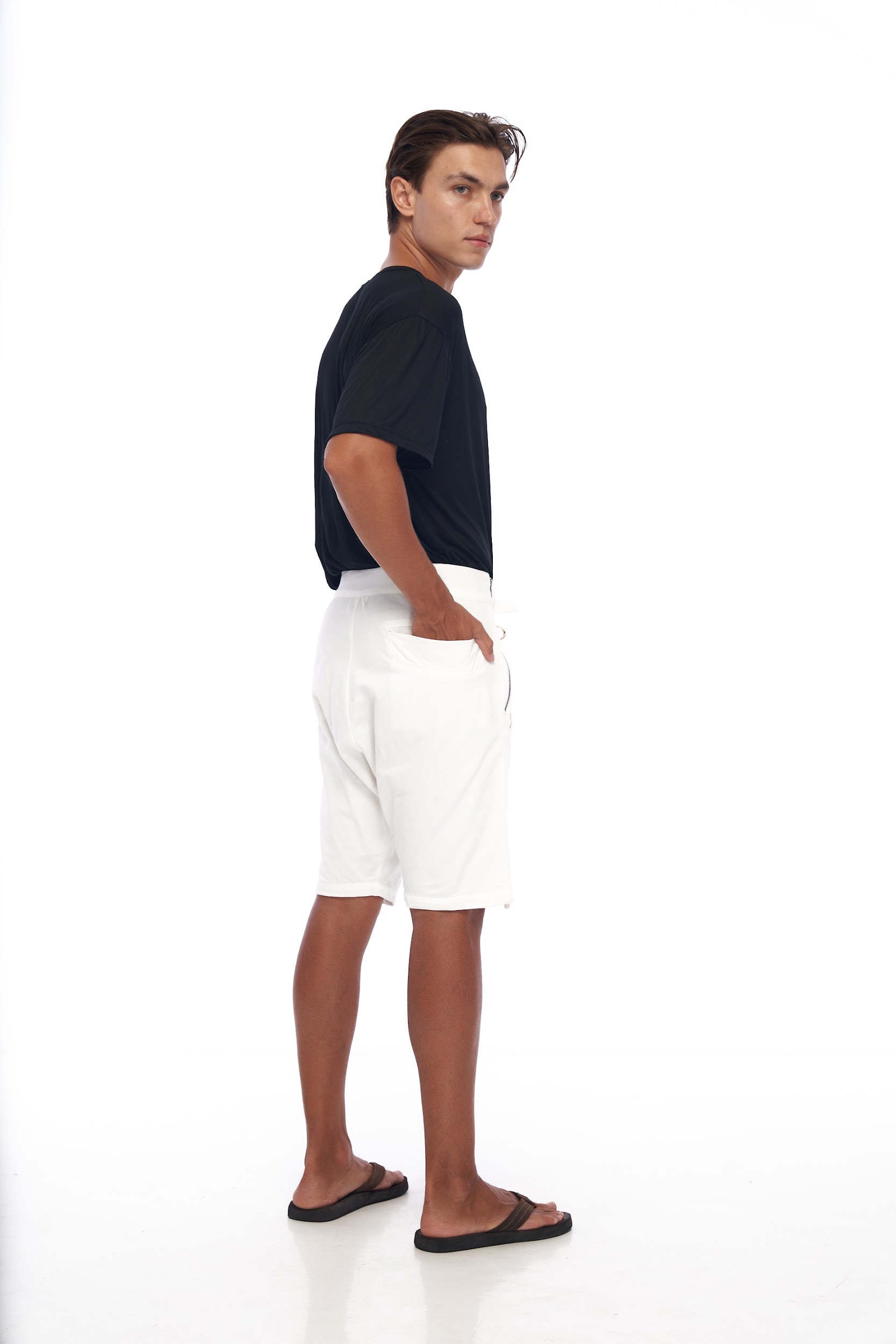 DUNE · Bermuda cómoda larga, inspiración oriental, cremallera lateral y cinturón ajustable.