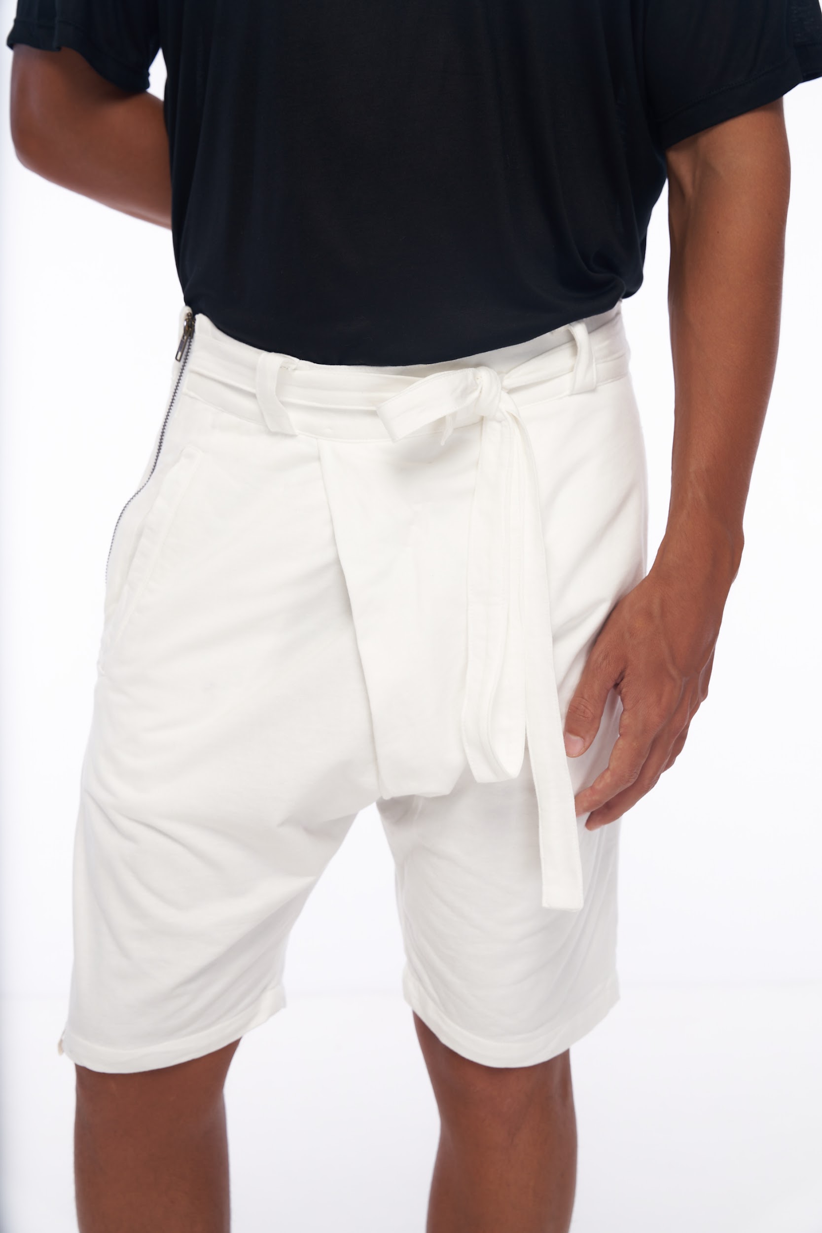 DUNE · Bermuda cómoda larga, inspiración oriental, cremallera lateral y cinturón ajustable.