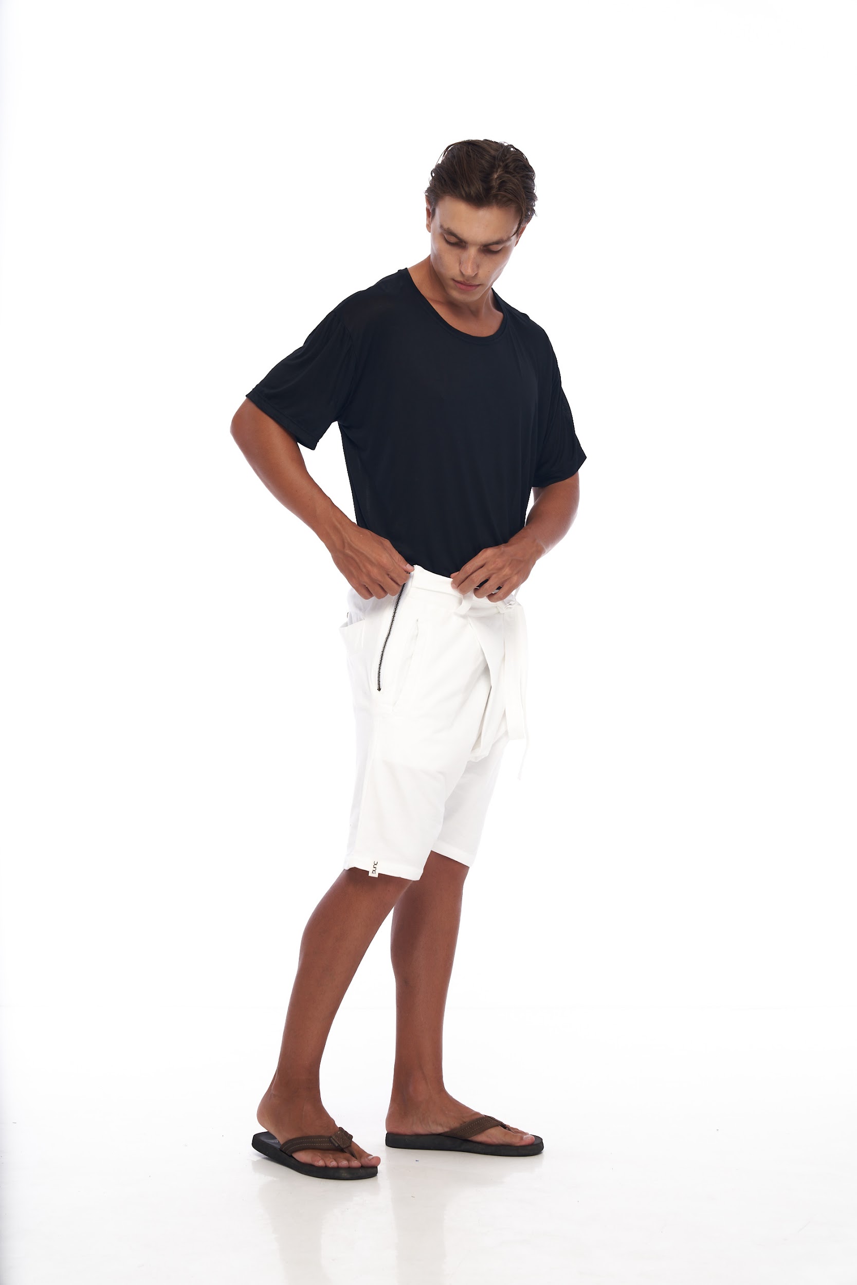 DUNE · Bermuda cómoda larga, inspiración oriental, cremallera lateral y cinturón ajustable.